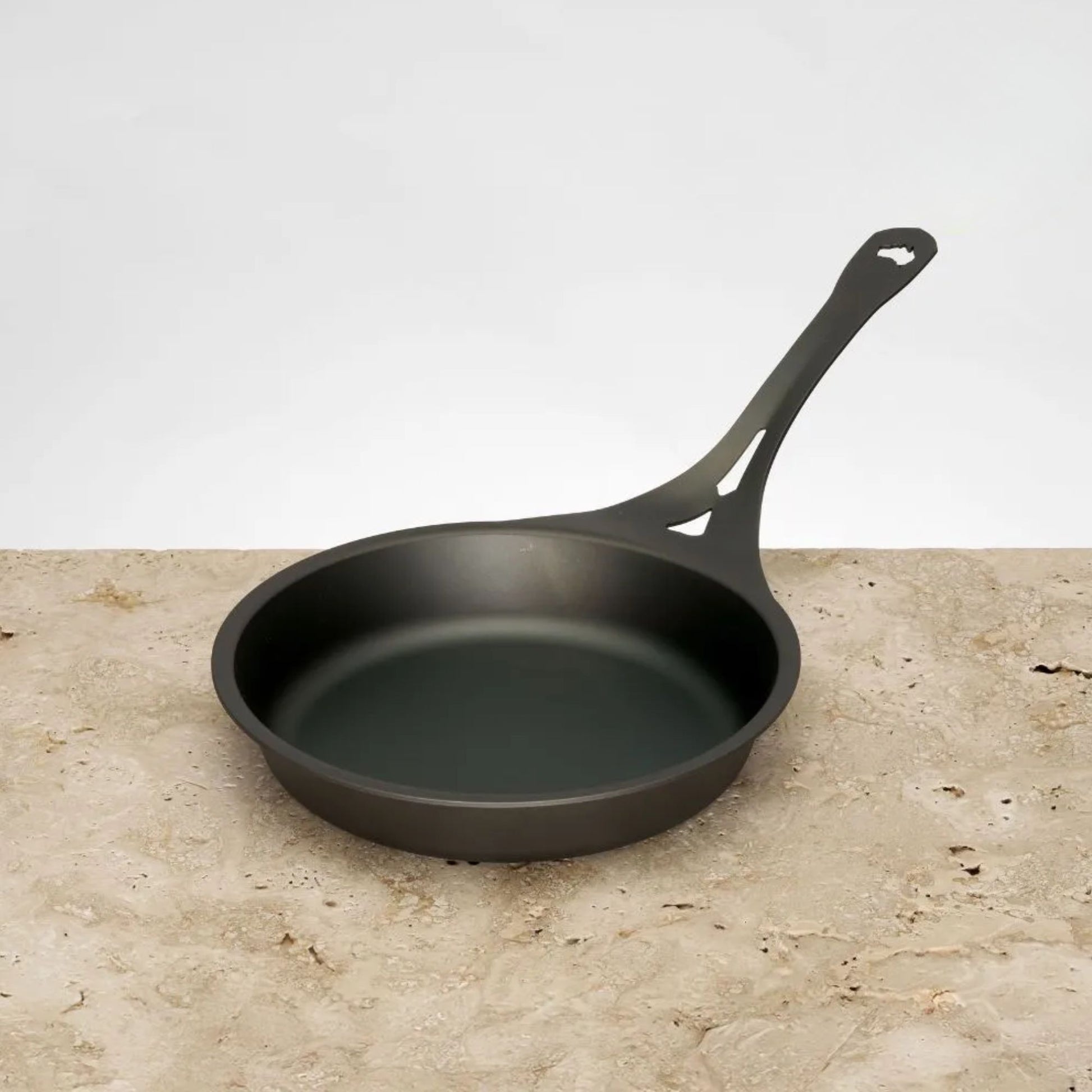 AUS-ION 20 cm stekepanne i rent australsk jern fra Solidteknics, uten belegg og ferdig innbrent for naturlig non-stick overflate.