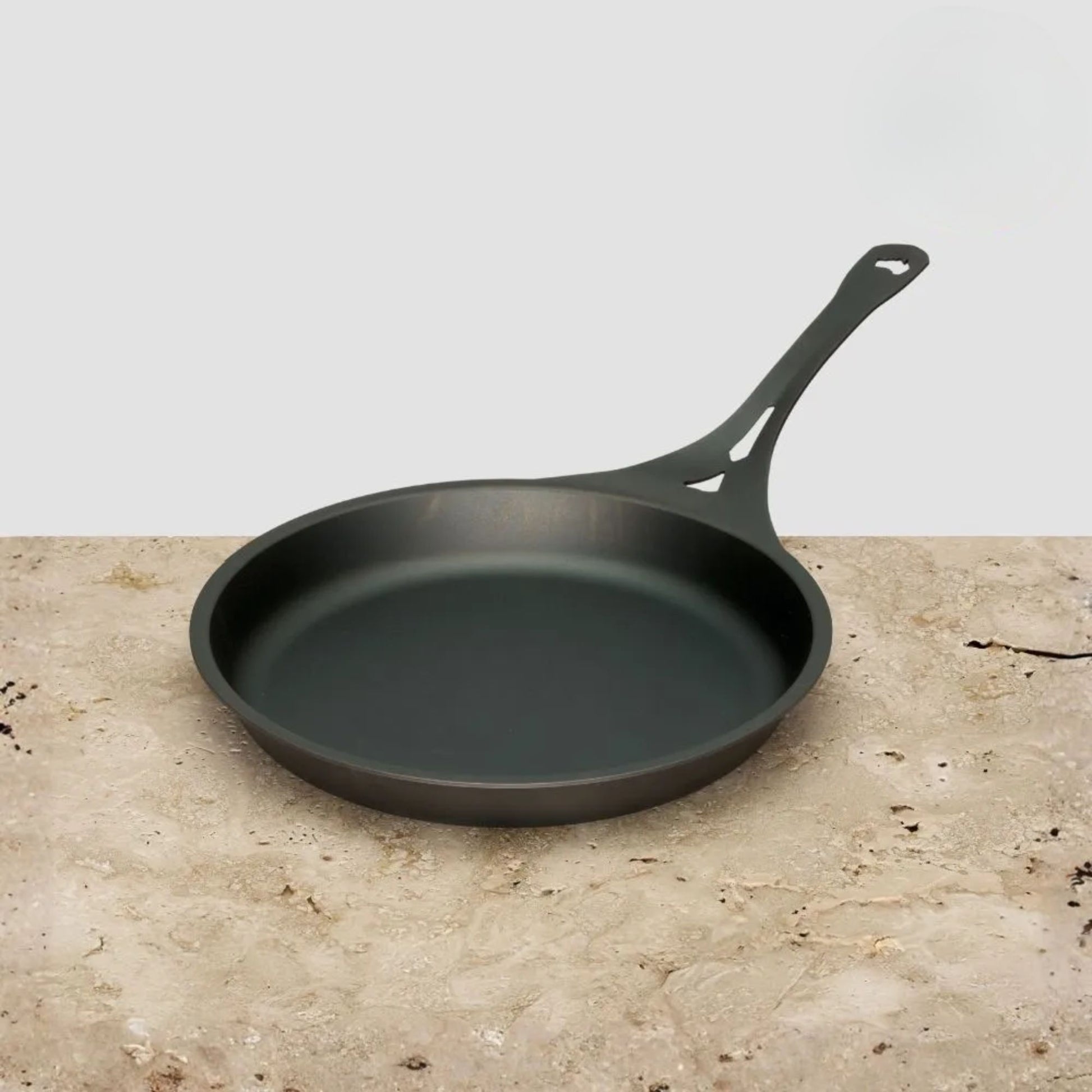 AUS-ION 26 cm stekepanne i rent australsk jern fra Solidteknics, uten belegg og med naturlig non-stick overflate.