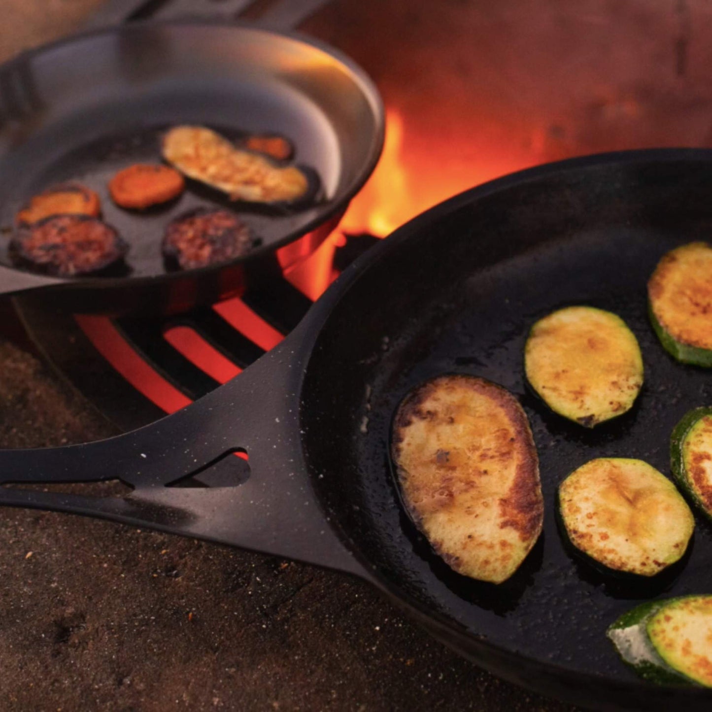 AUS-ION 26 cm jernpanne fra Solidteknics laget i rent australsk jern uten belegg, ferdig innbrent for naturlig non-stick og bygget for å vare i generasjoner.