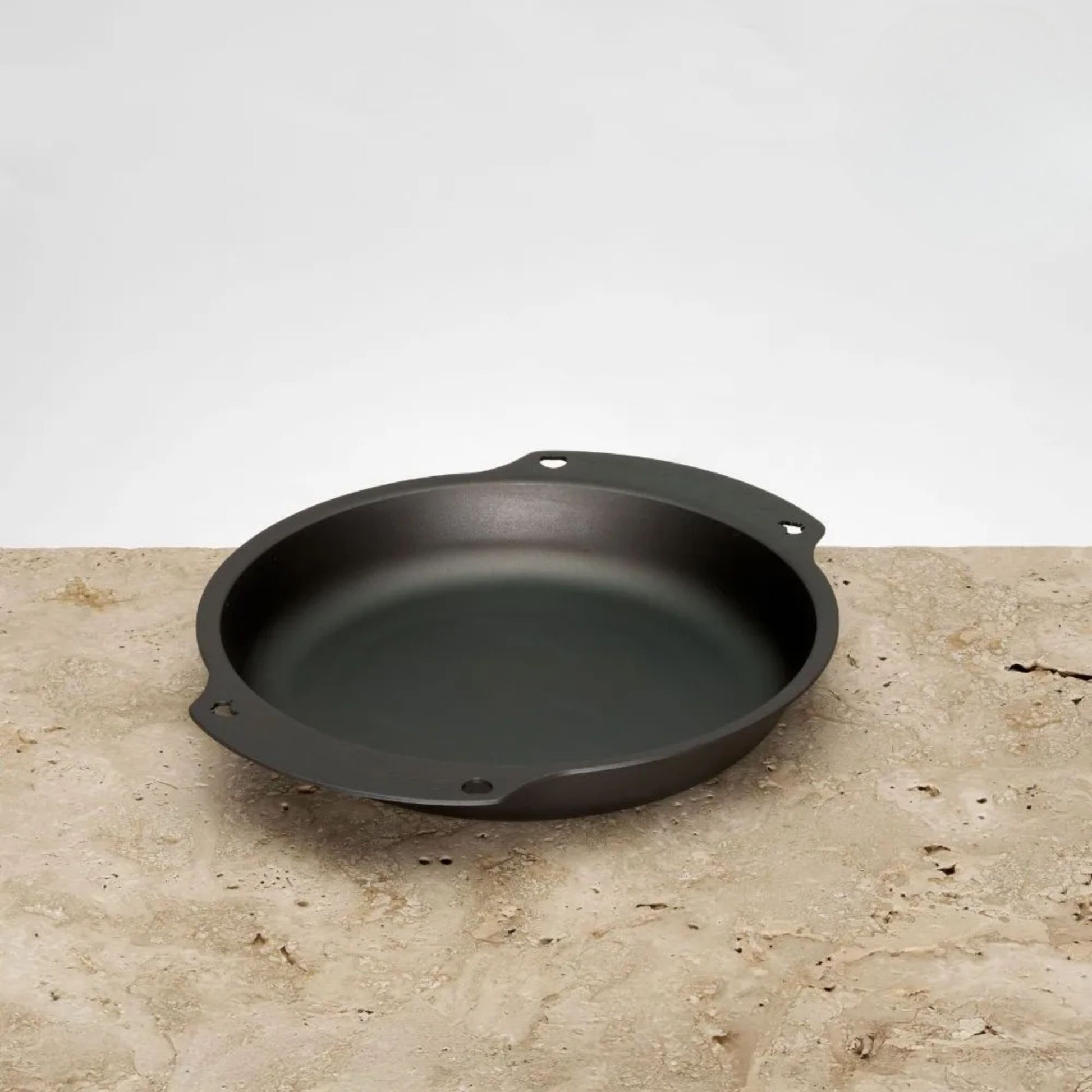 AUS-ION 26 cm ovn-til-bord panne i rent australsk jern fra Solidteknics, uten belegg og ferdig innbrent for naturlig non-stick.