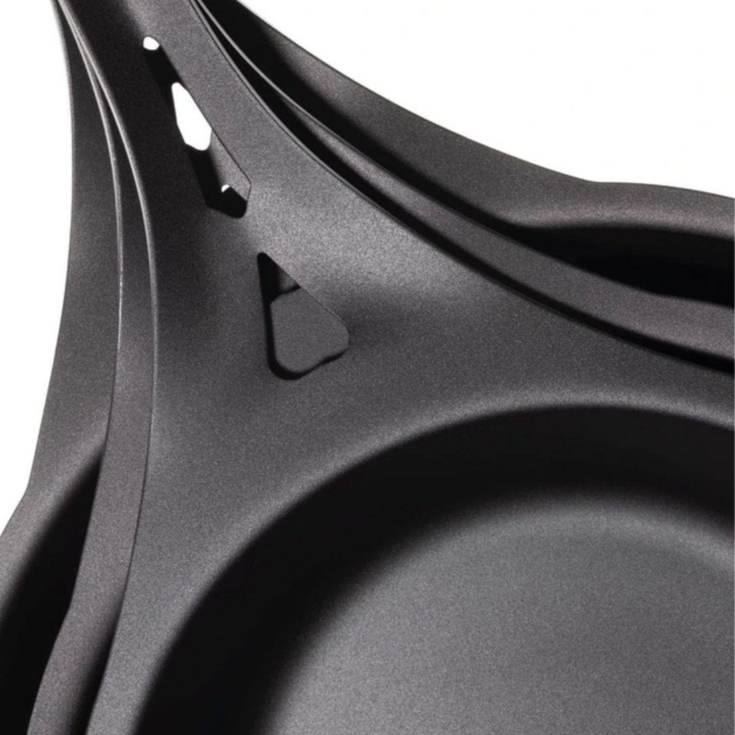 Detalj av AUS-ION jernpanne fra Solidteknics med hjerteformet håndtak – et symbol på australsk ingeniørkunst og funksjonelt design laget for å vare i generasjoner.