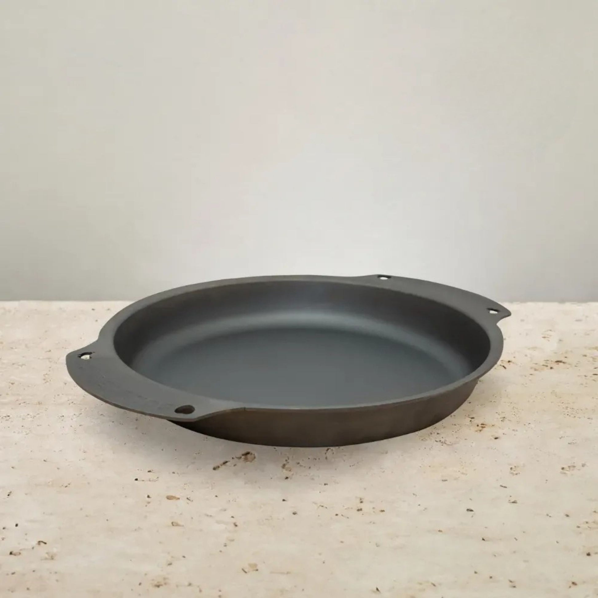 AUS-ION Lightning 26 cm ovn-til-bord-panne i rent australsk jern uten belegg. Lett, slitesterk og perfekt til steking, baking og servering. Naturlig non-stick når den er innbrent, PFAS-fri og laget for å vare i generasjoner.