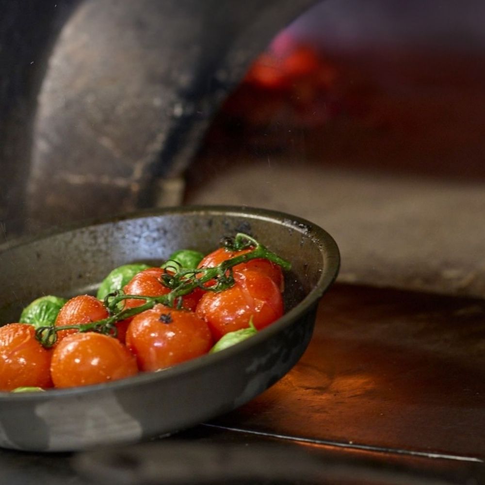 AUS-ION ovn-til-bord-panne fra Solidteknics brukt i stekeovn – laget i rent australsk jern uten belegg, tåler høy varme og blir naturlig non-stick med bruk.