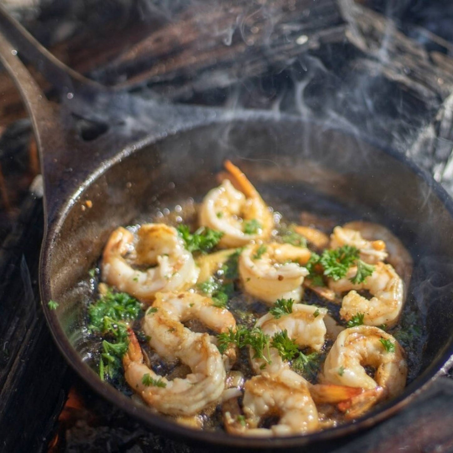 AUS-ION 20 cm stekepanne med scampi – laget av rent jern uten PFAS eller syntetiske belegg, ideell for sunn og naturlig matlaging.