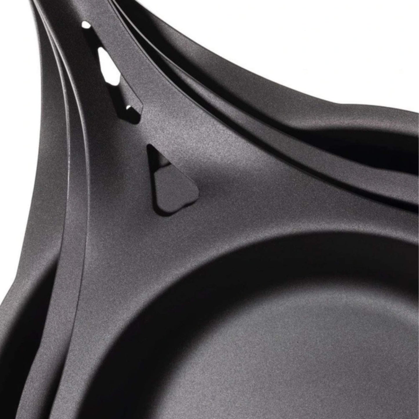 Detaljbilde av AUS-ION stekepannens ergonomiske håndtak med karakteristisk hjerteform, designet for bedre grep og komfort. Den åpne utformingen hjelper håndtaket å forbli kjøligere under bruk. Laget i ett stykke australsk jern uten nagler eller sveiser, for maksimal holdbarhet og varmefordeling.