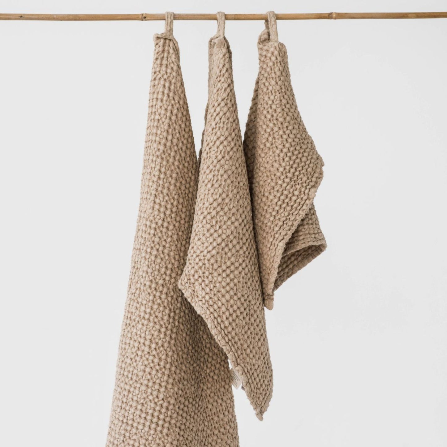 Badehåndkle, håndhåndkle og ansiktshåndkle i lin og bomull fra MagicLinen, hengt side om side. Naturlige og pustende tekstiler som tørker raskt og passer perfekt i et sunt og kjemikaliefritt hjem.