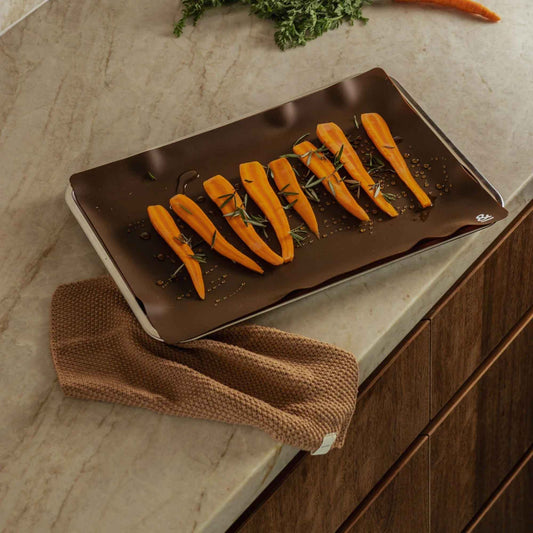 Gjenbrukbar bakematte i silikon med ovnsbakte grønnsaker, alternativ til bakepapir