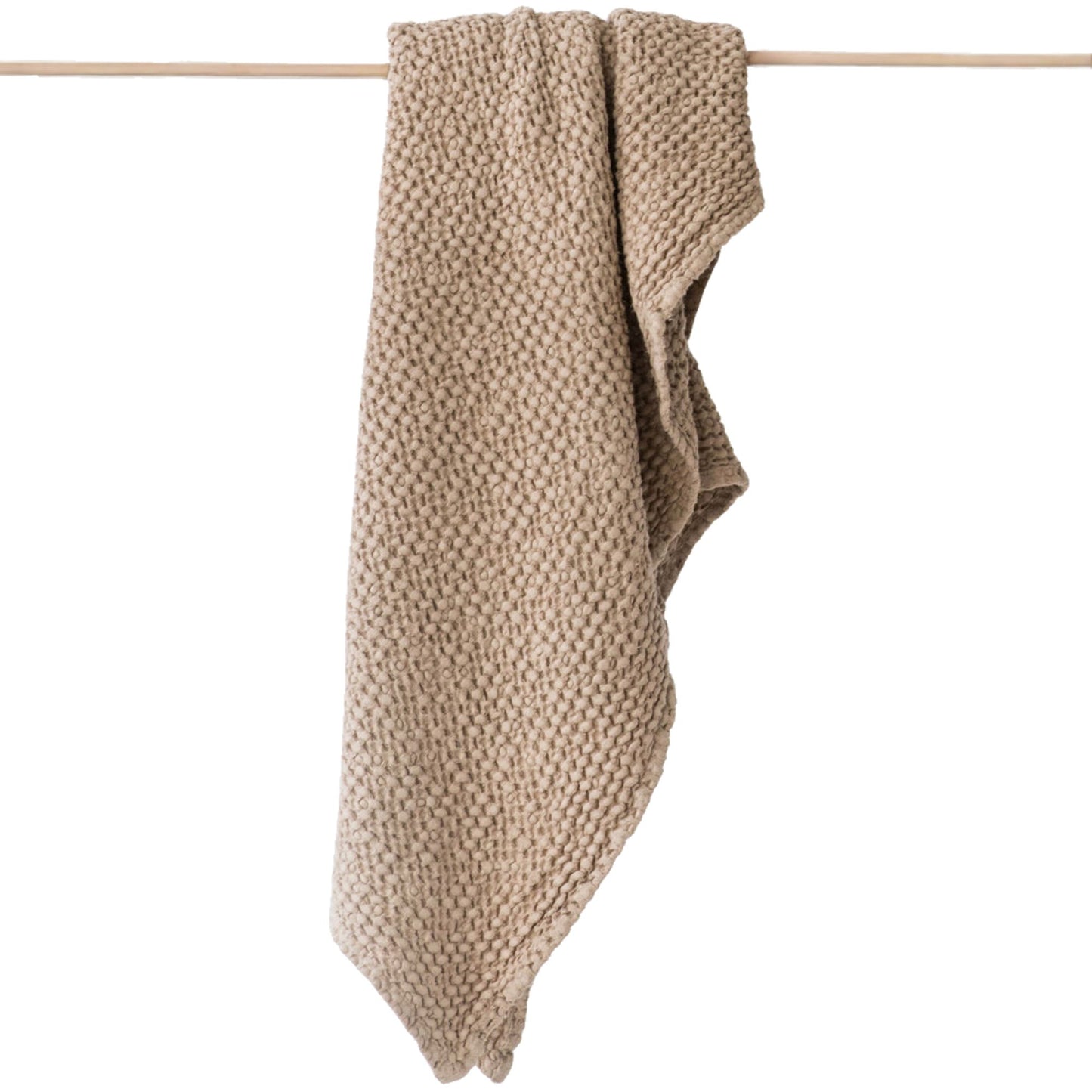 Beige håndkle i lin og bomull som henger på snor, pustende og miljøvennlig design fra MagicLinen.