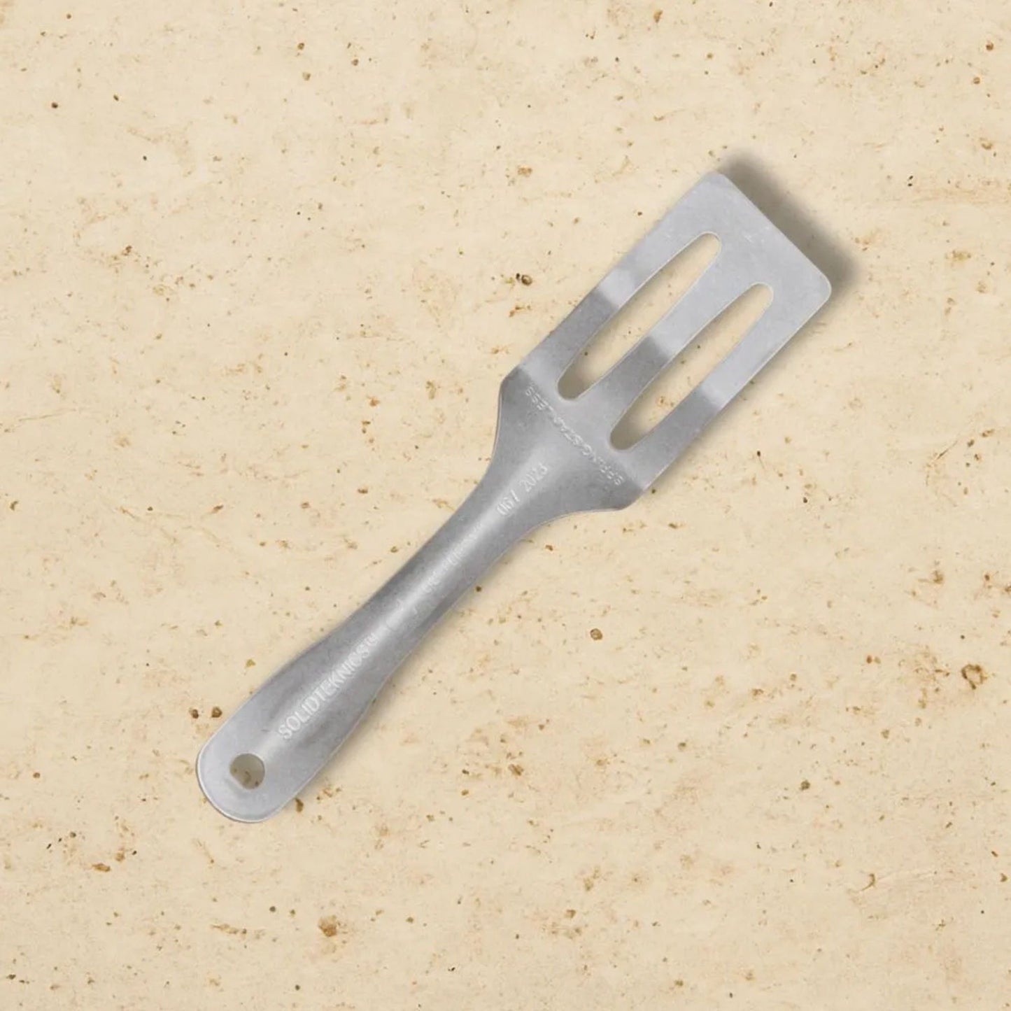 Ergonomisk stekespade i rustfritt stål – enkel å rengjøre, uten skjøter eller skruer, designet for et sunnere kjøkken.