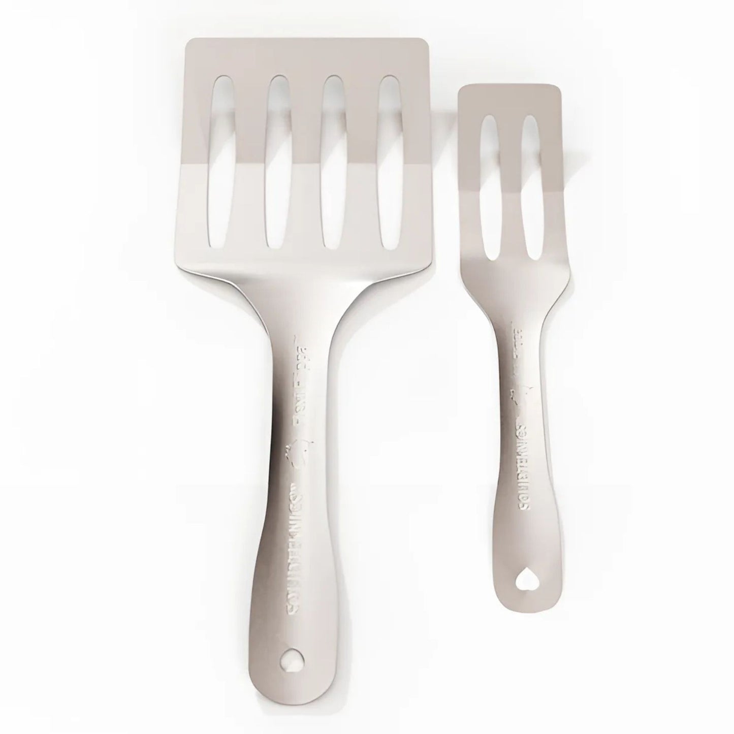 Flexi Flippa og Lil Flippa stekespader i nikkelfritt rustfritt stål ved siden av hverandre. Plastfrie, slitesterke kjøkkenredskaper laget i Australia for trygg og sunn matlaging.