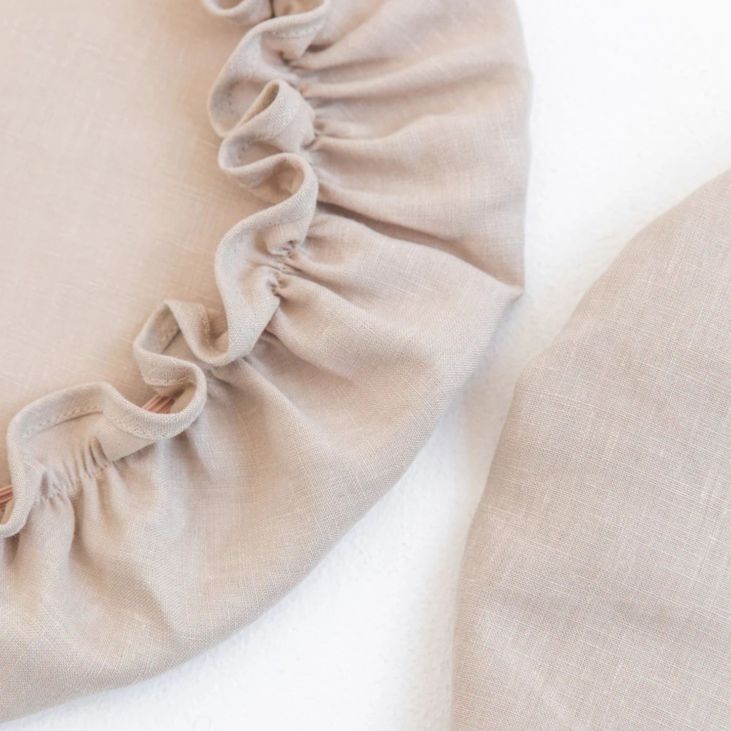 To gjenbrukbare bolletrekk i lin med elastisk kant, perfekte som bærekraftig og pustende alternativ til plastfolie i kjøkkenet.