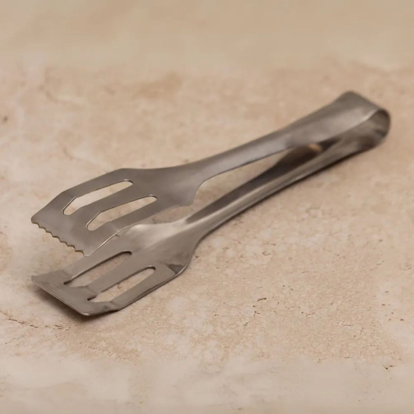 Lil Flippa kjøkkentang i nikkelfritt rustfritt stål fra Solidteknics. Plastfri, hygienisk og varig tang laget for trygg matlaging og lang levetid