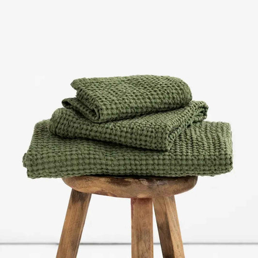 Stablet sett med tre vaffelvevde håndklær i Forest Green, laget av 53 % lin og 47 % bomull. Inneholder vaskeklut, håndkle og badehåndkle i mykvasket, OEKO-TEX®-sertifisert kvalitet.