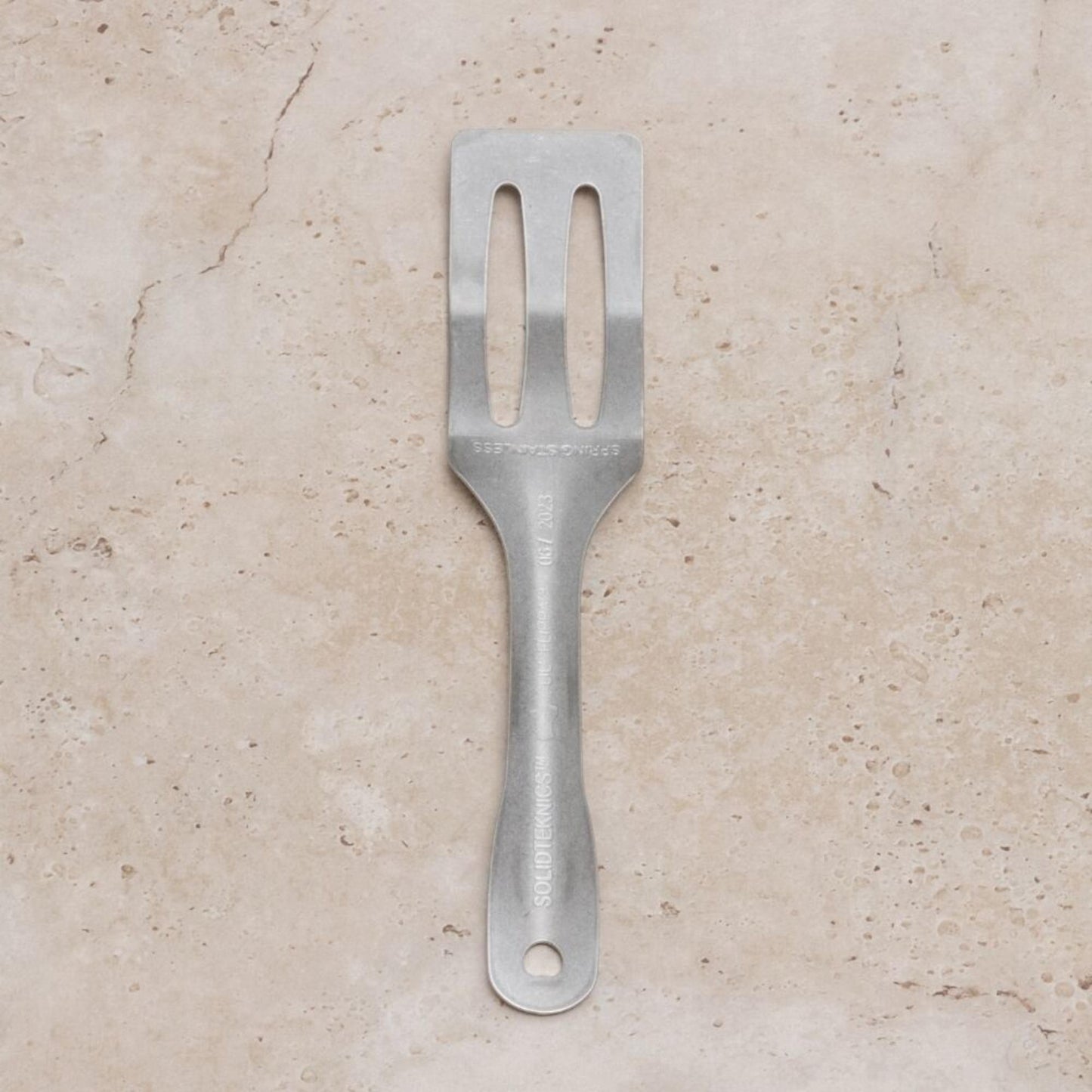 Liten og fleksibel stekespade i fjærende rustfritt stål – perfekt til delikat mat som fisk, egg og pannekaker.