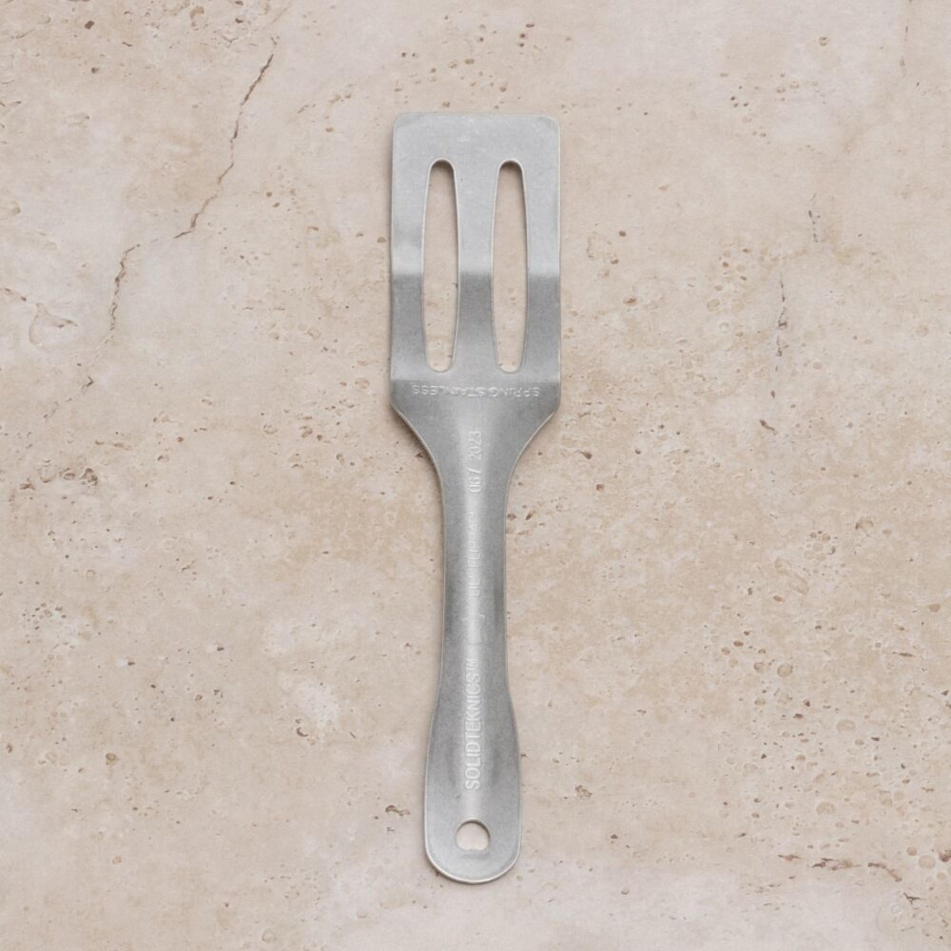 Liten og fleksibel stekespade i fjærende rustfritt stål – perfekt til delikat mat som fisk, egg og pannekaker.