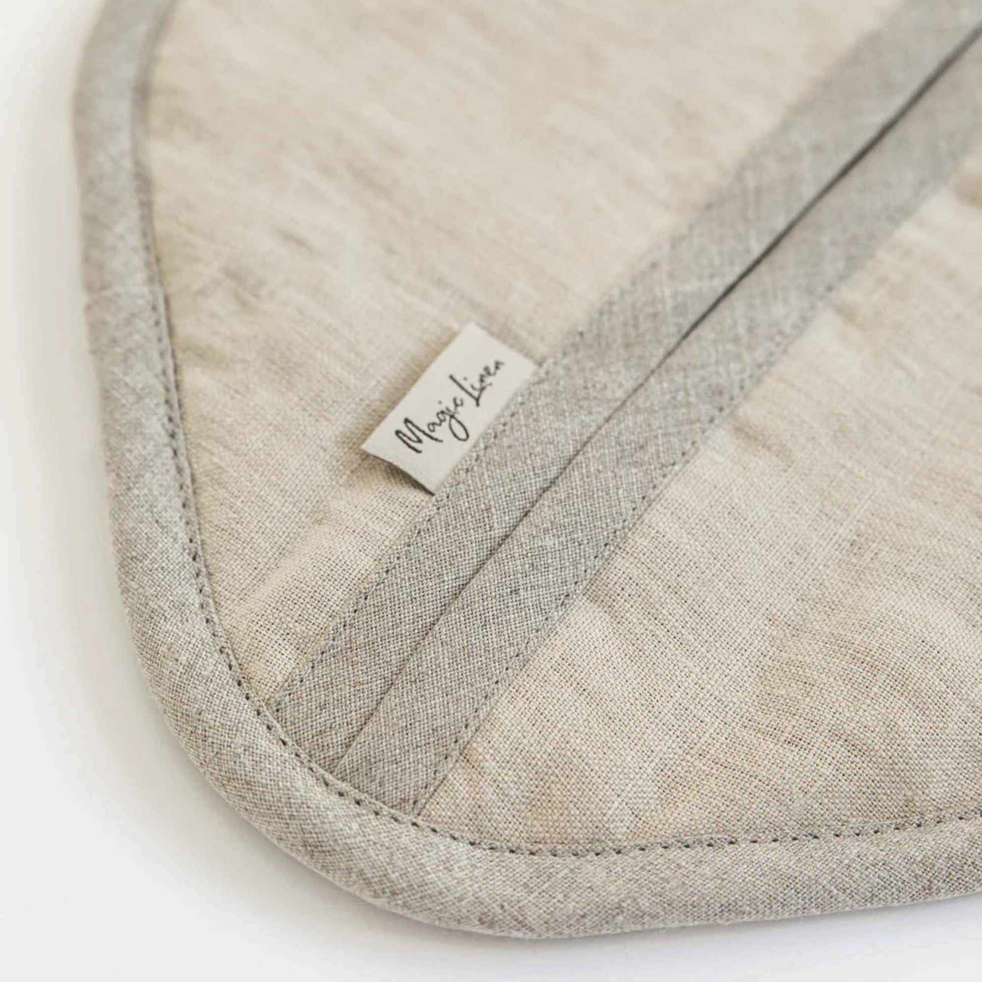 Nærbilde av baksiden på Magiclinen gryteklut i naturfarget lin, viser tydelig den fine linstrukturen og håndverkskvaliteten.