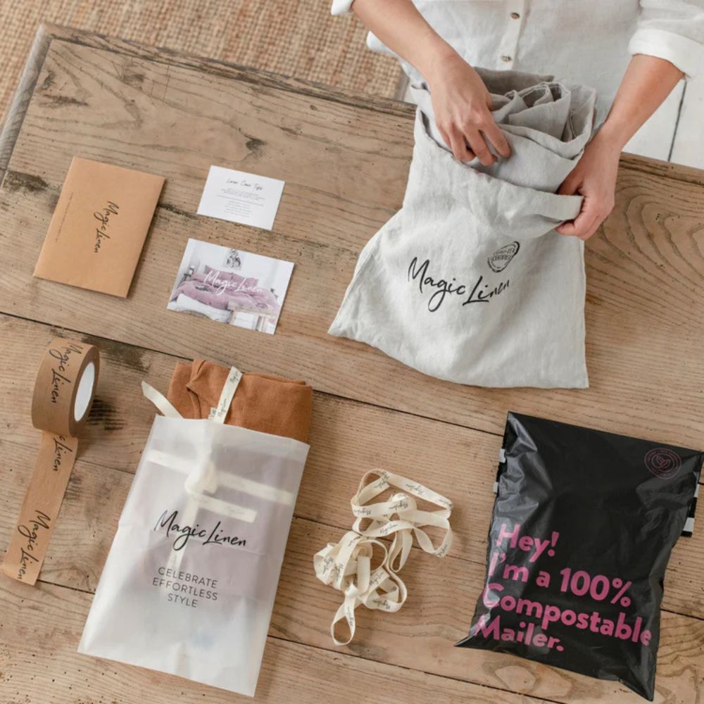 Biologisk nedbrytbar emballasje laget av maisstivelse og PBAT, viser den komposterbare posen som følger med produktet fra MagicLinen.