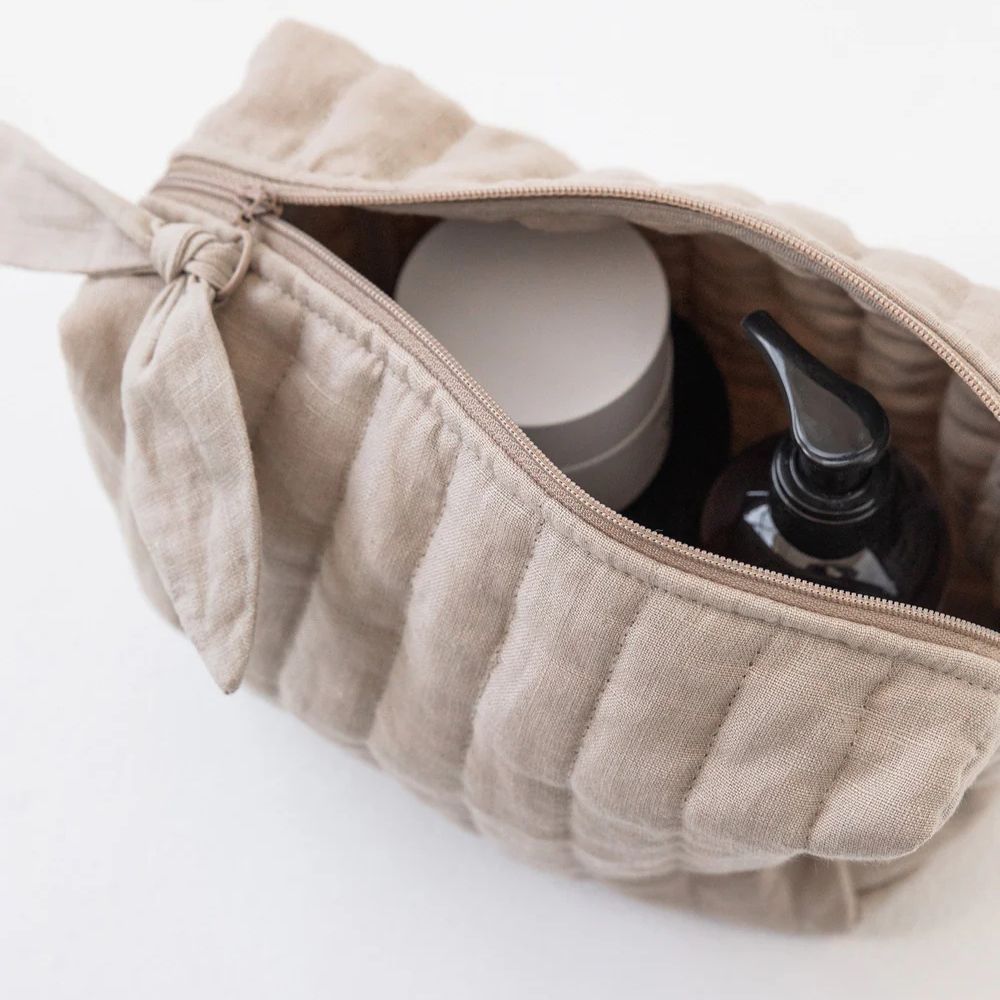 Toalettmappe i lin fra MagicLinen med giftfrie, naturlige hudpleieprodukter for en sunnere livsstil