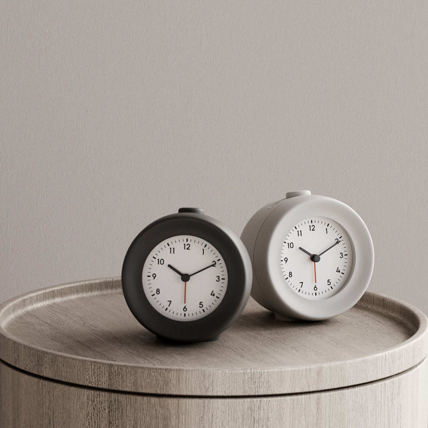 Søvnvennlig Mudita Bell sunrise-alarm i grå og svart farge med gradvis lys og skjermfri design