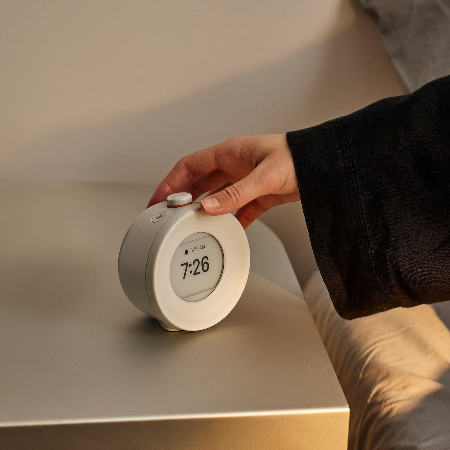 Mudita Harmony Pebble Grey vekkerklokke på nattbordet med blålysfri e-ink skjerm som gir bedre søvn og mindre skjermstress.