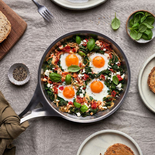 Nöni nikkelfri stekepanne i rustfritt stål fylt med sunn mat som grønnsaker og fisk, ideell for trygg og giftfri matlaging uten belegg eller kjemikalier.