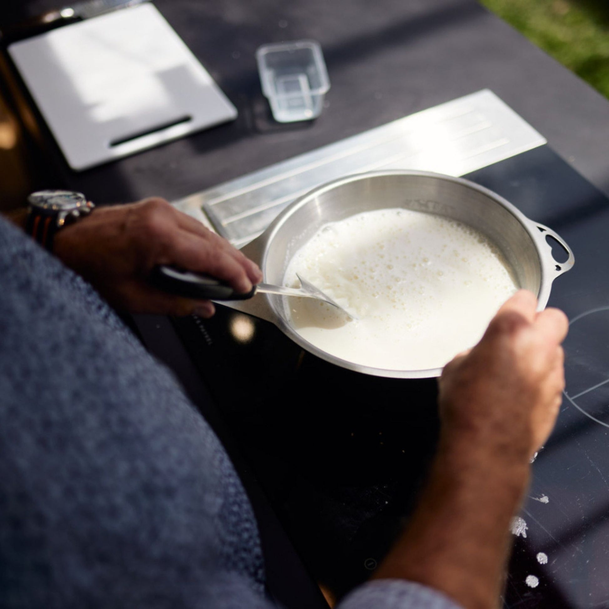 Nöni 2,5 liters nikkelfri kasserolle i rustfritt stål som koker melk på komfyren, trygg og slitesterk kjele uten belegg