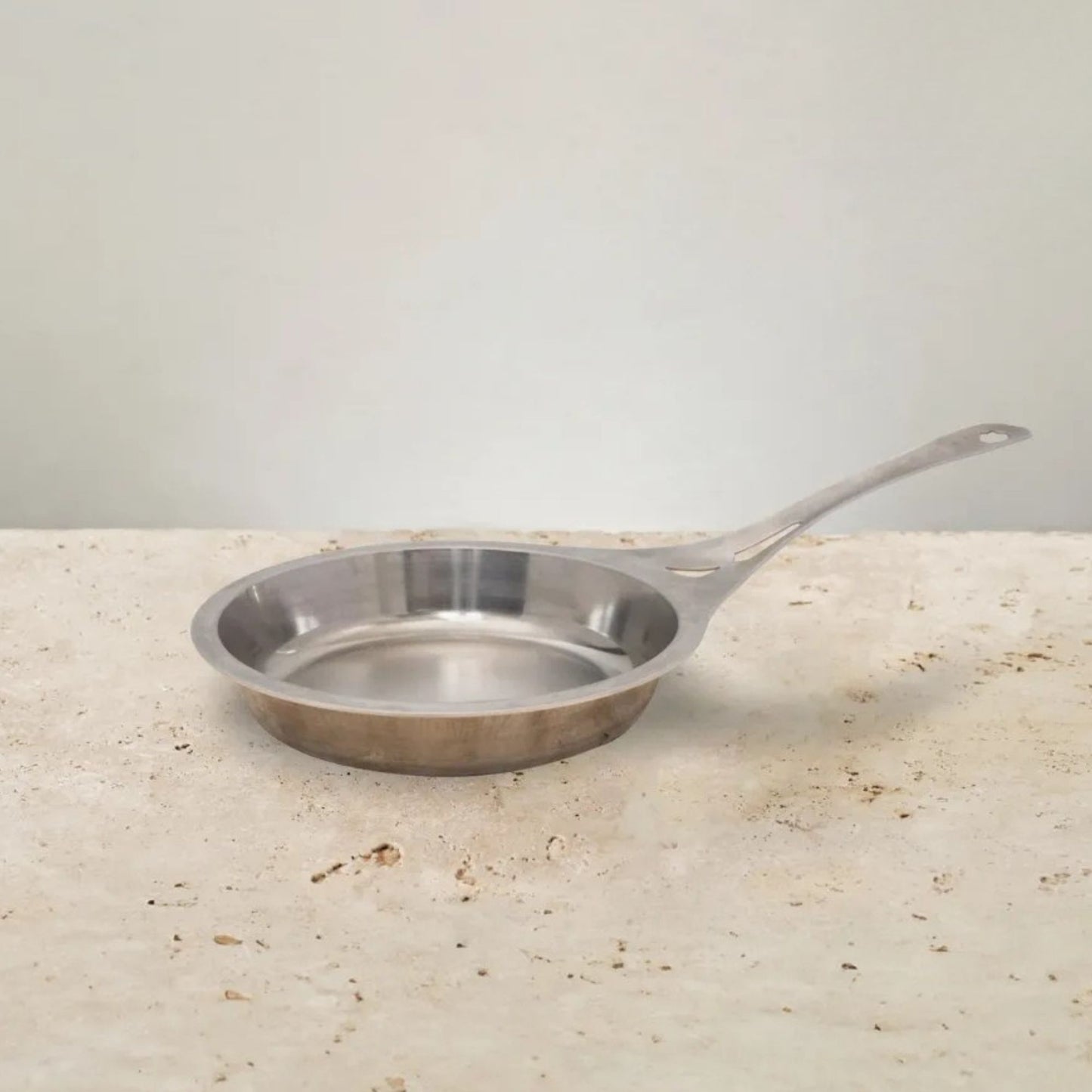 Nöni 20 cm nikkelfri stekepanne i rustfritt stål uten belegg. Plastfri, giftfri og slitesterk panne laget i Australia, trygg for sunn matlaging i generasjoner.