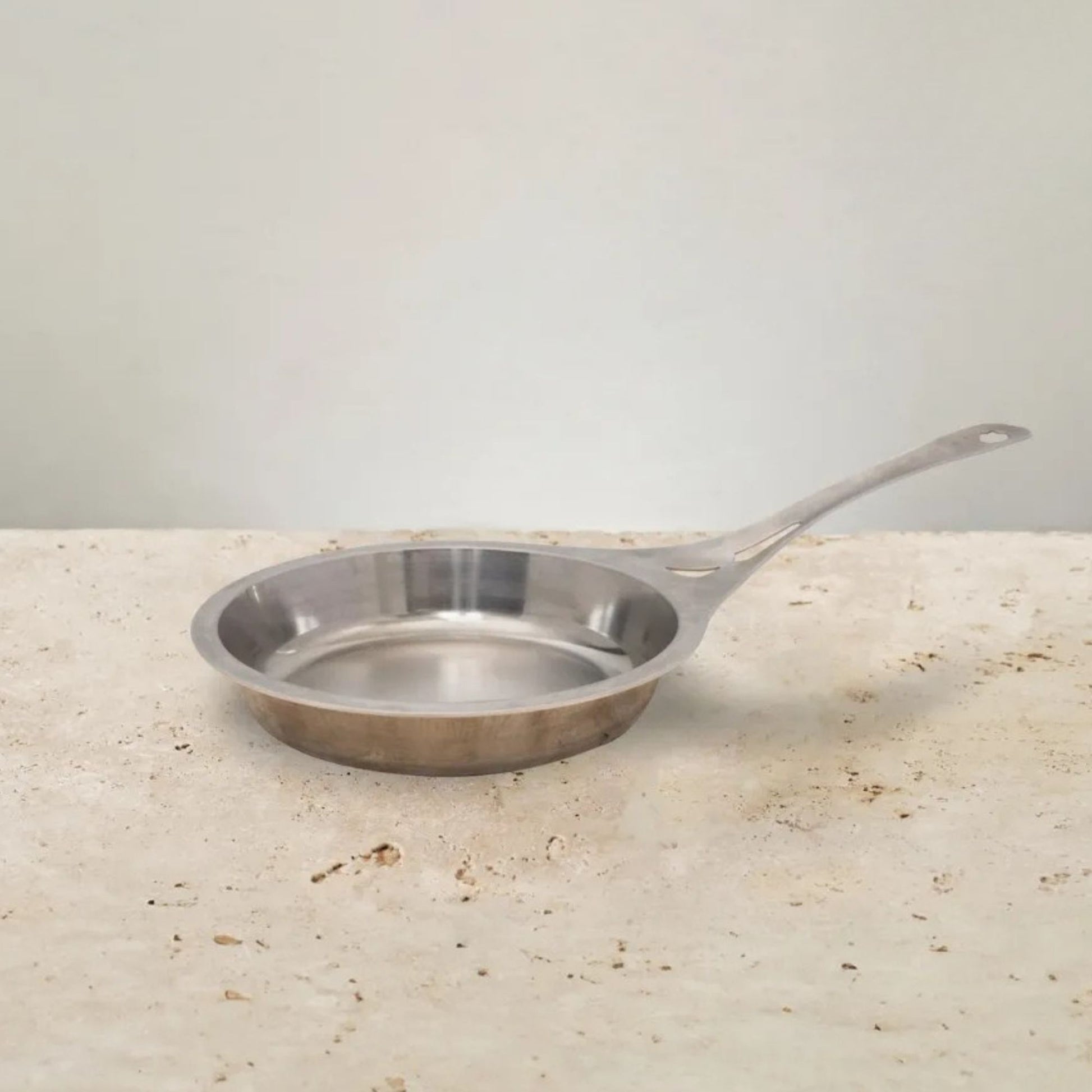 Nöni 20 cm nikkelfri stekepanne i rustfritt stål uten belegg. Plastfri, giftfri og slitesterk panne laget i Australia, trygg for sunn matlaging i generasjoner.