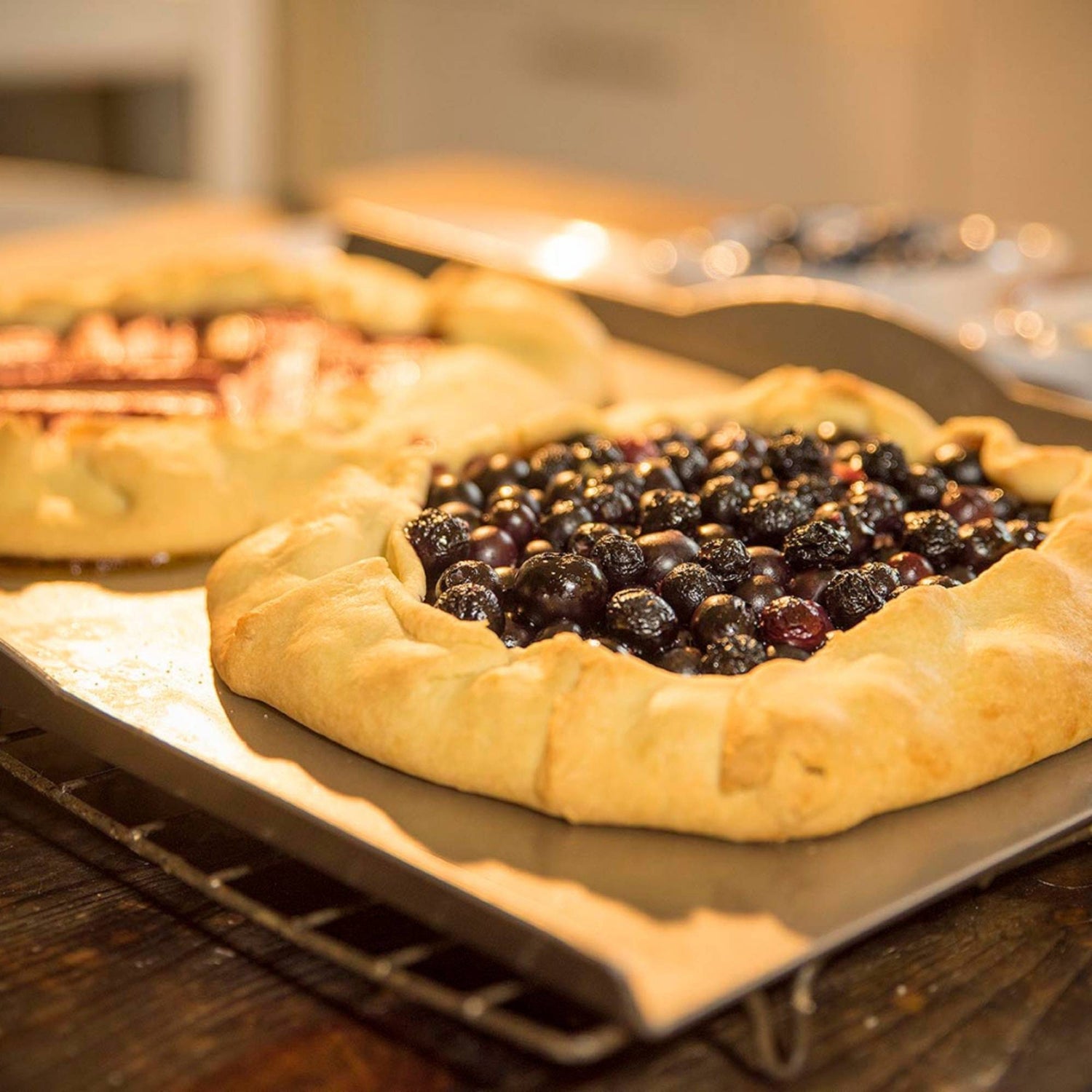 nöni bakebrett i nikkelfritt rustfritt stål brukt til hjemmebakt kake. Teflonfritt, PFAS-fritt og uten giftige belegg – et trygt og holdbart valg for sunn baking.