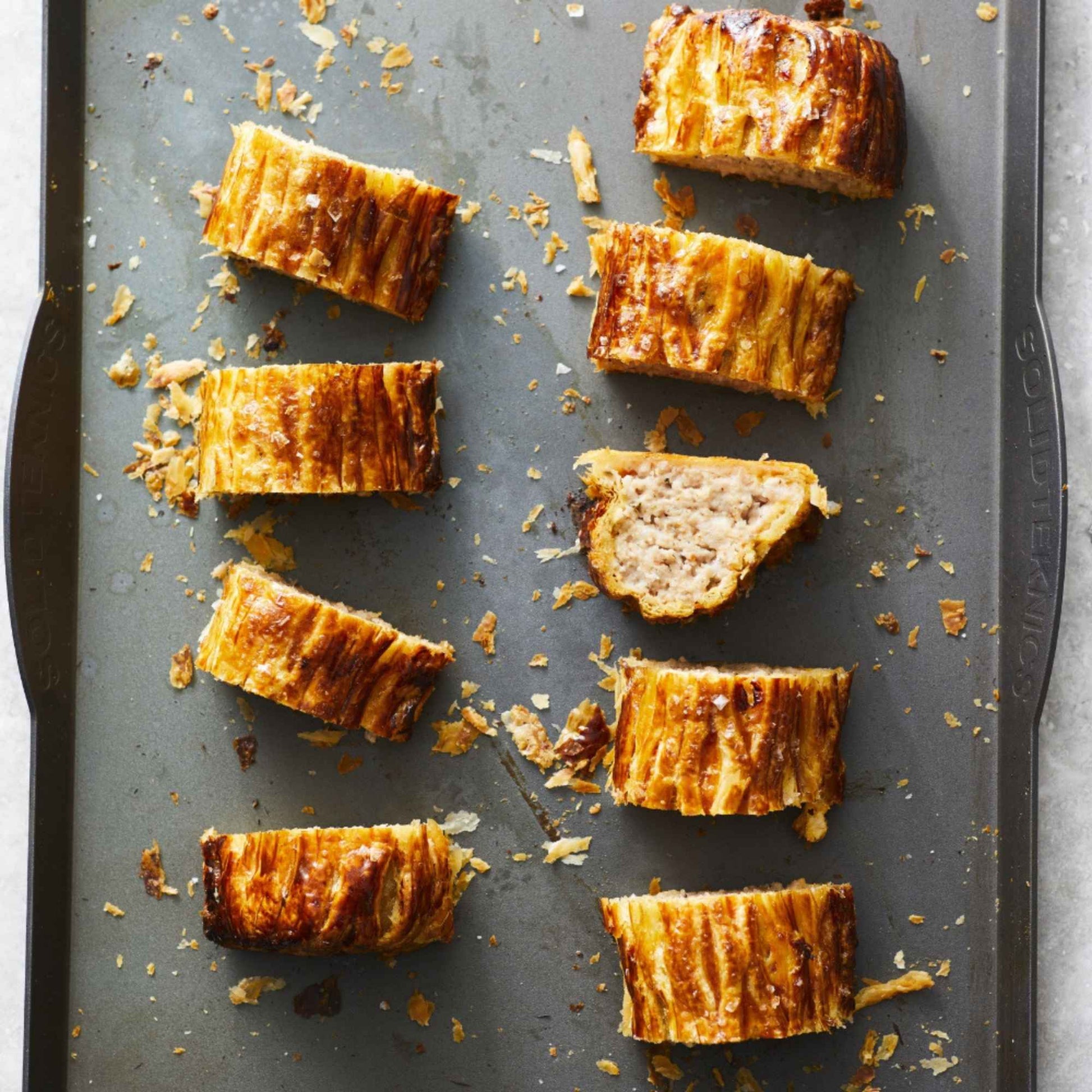 Nöni bakebrett i nikkelfritt rustfritt stål med stekt kjøtt, uten teflon og PFAS, et trygt og holdbart alternativ til vanlige bakebrett.