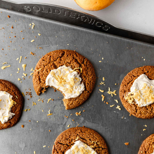 nöni bakebrett i nikkelfritt rustfritt stål med nybakte cookies. Helt uten teflon, PFAS eller syntetiske belegg, for sunn og trygg baking som varer i generasjoner.