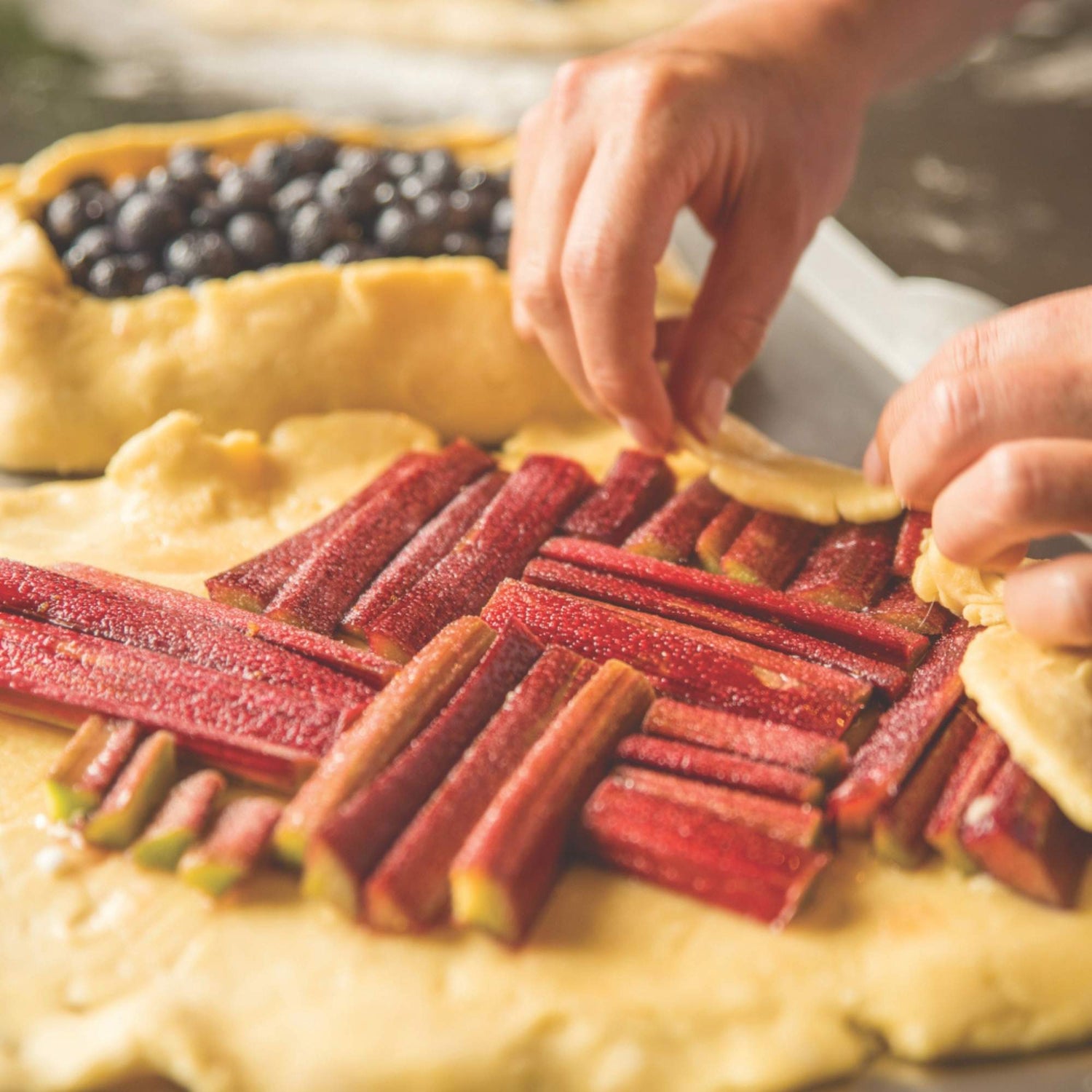 nöni bakebrett i nikkelfritt rustfritt stål med ovnsbakt kake klar til servering. Et giftfritt, slitesterkt og bærekraftig alternativ uten PFAS og syntetiske belegg.