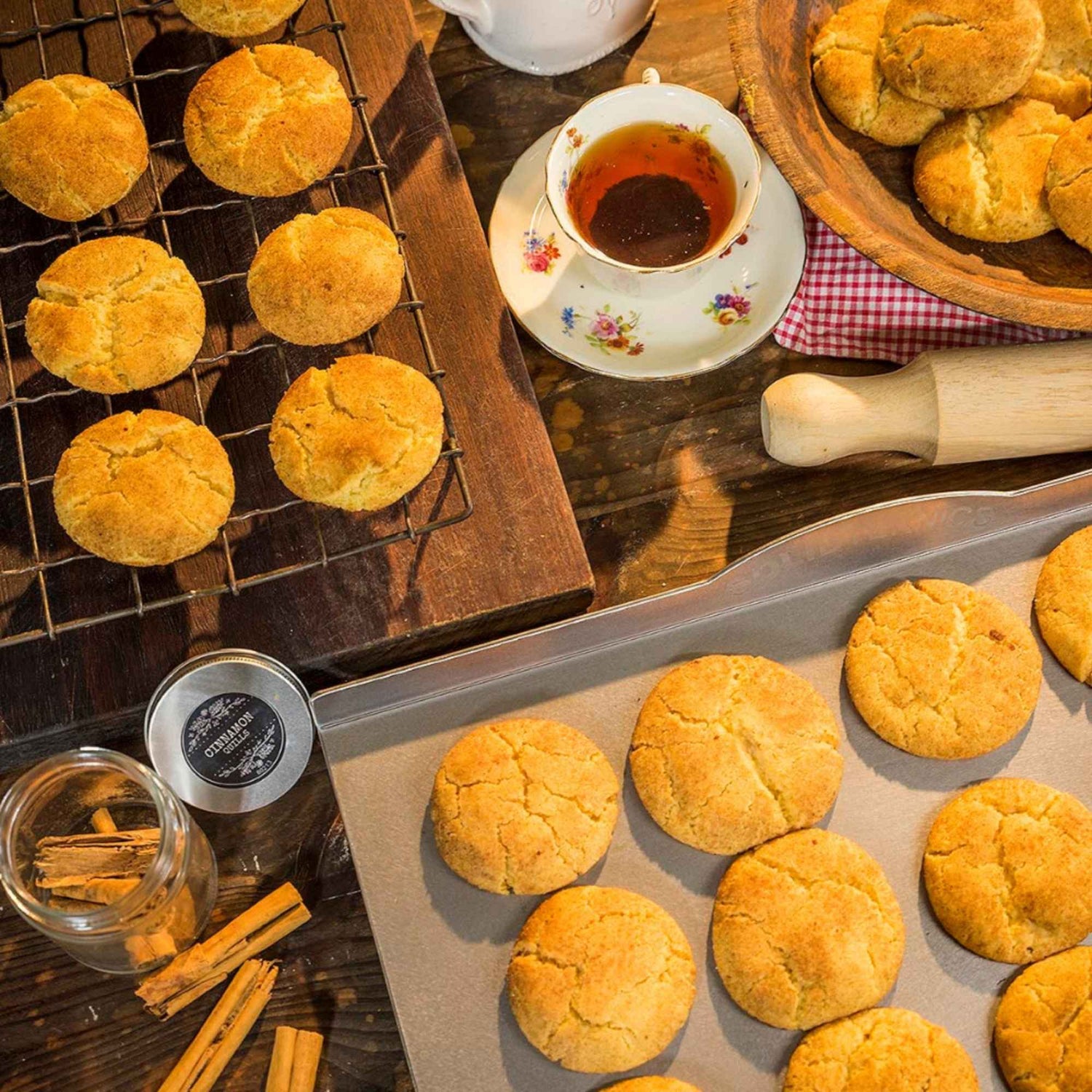 Nöni bakebrett i nikkelfritt rustfritt stål med nybakte småkaker. Giftfritt, PFAS-fritt og teflonfritt bakebrett uten syntetiske belegg – et sunt og trygt alternativ til tradisjonelle non-stick former.