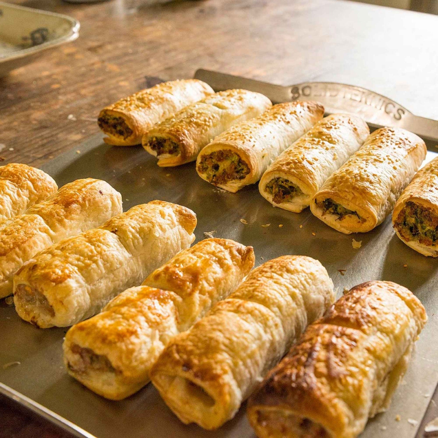 Nöni bakebrett i nikkelfritt rustfritt stål med sprø vårruller. PFAS-fritt, teflonfritt og giftfritt bakebrett uten syntetiske belegg, perfekt for sunn matlaging og servering.