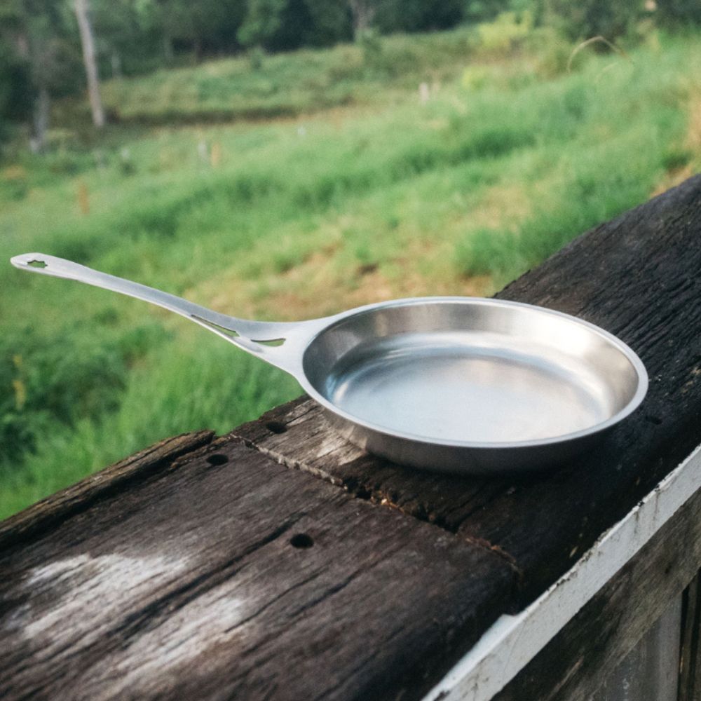 nöni nikkelfri stekepanne i rustfritt stål brukt til matlaging utendørs, perfekt til grill, bål og turkjøkken uten giftige belegg eller PFAS.