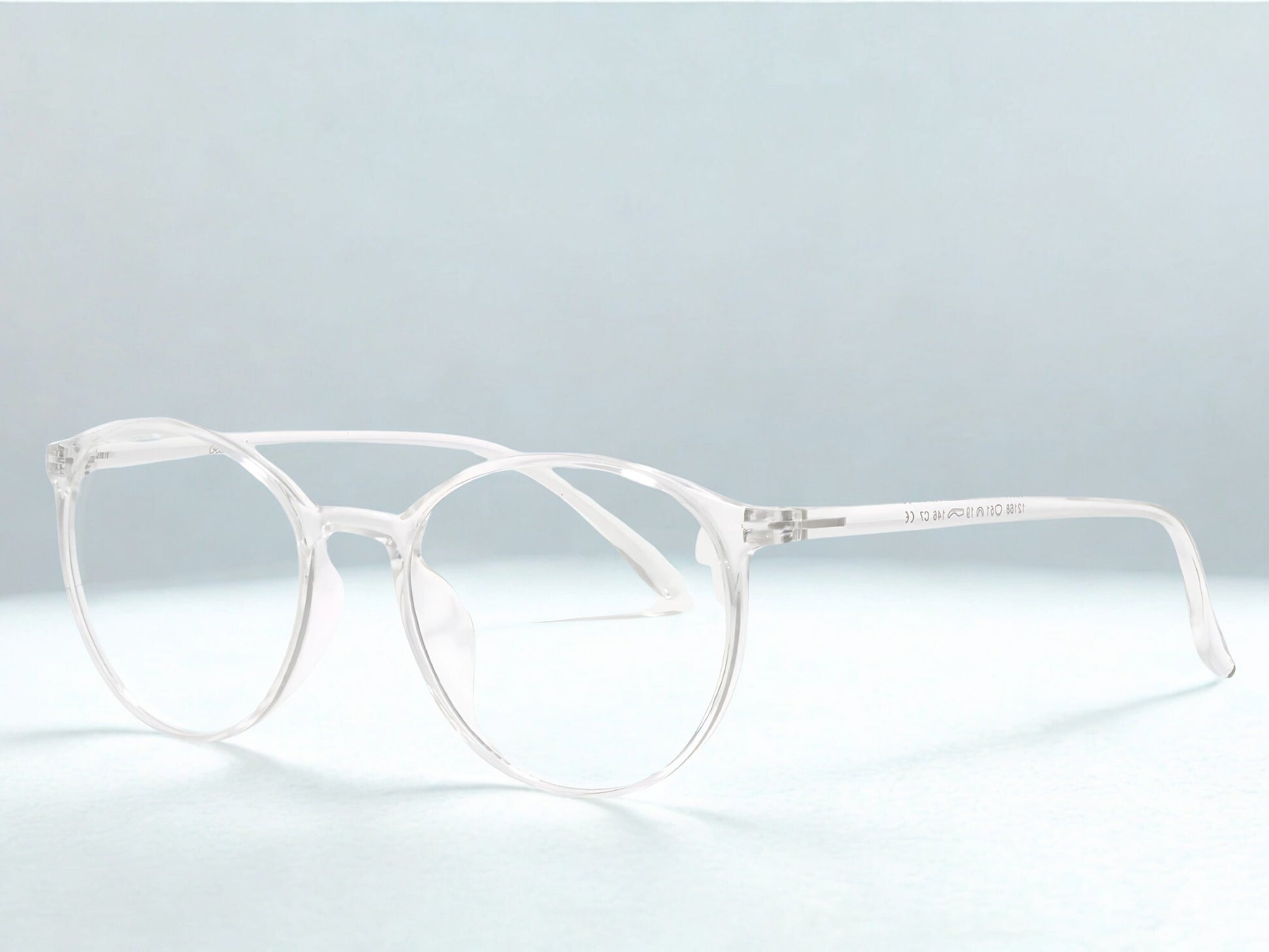 Ocushield Carson blålysbriller for dagtid sett fra siden. Klare glass og transparent innfatning gir komfortabel skjermbeskyttelse med moderne design.