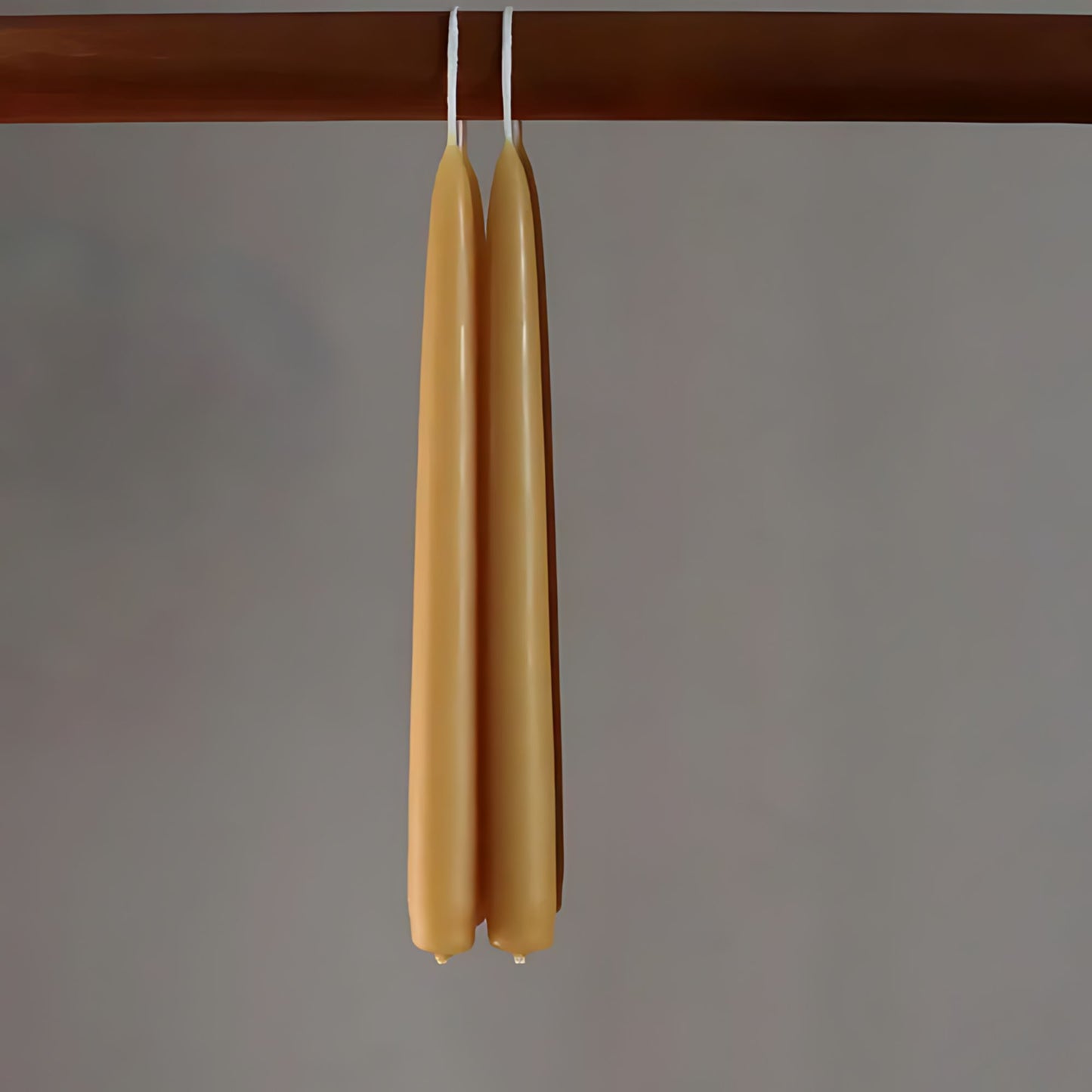 To elegante kronelys laget av sertifisert økologisk bivoks – et rent og naturlig alternativ for et sunnere hjem.