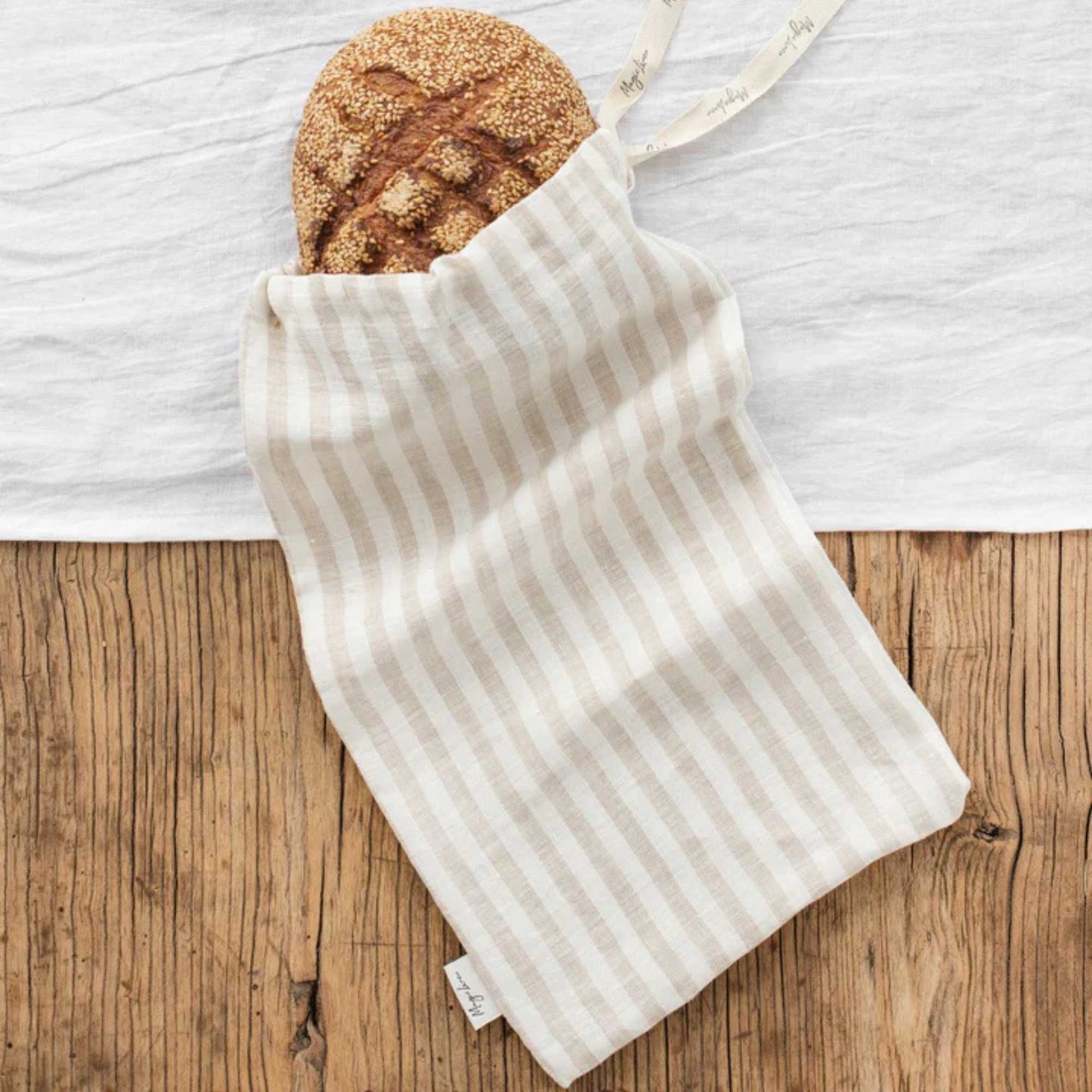 Plastfri brødpose i stripet beige lin – gjenbrukbar og bærekraftig oppbevaring av brød