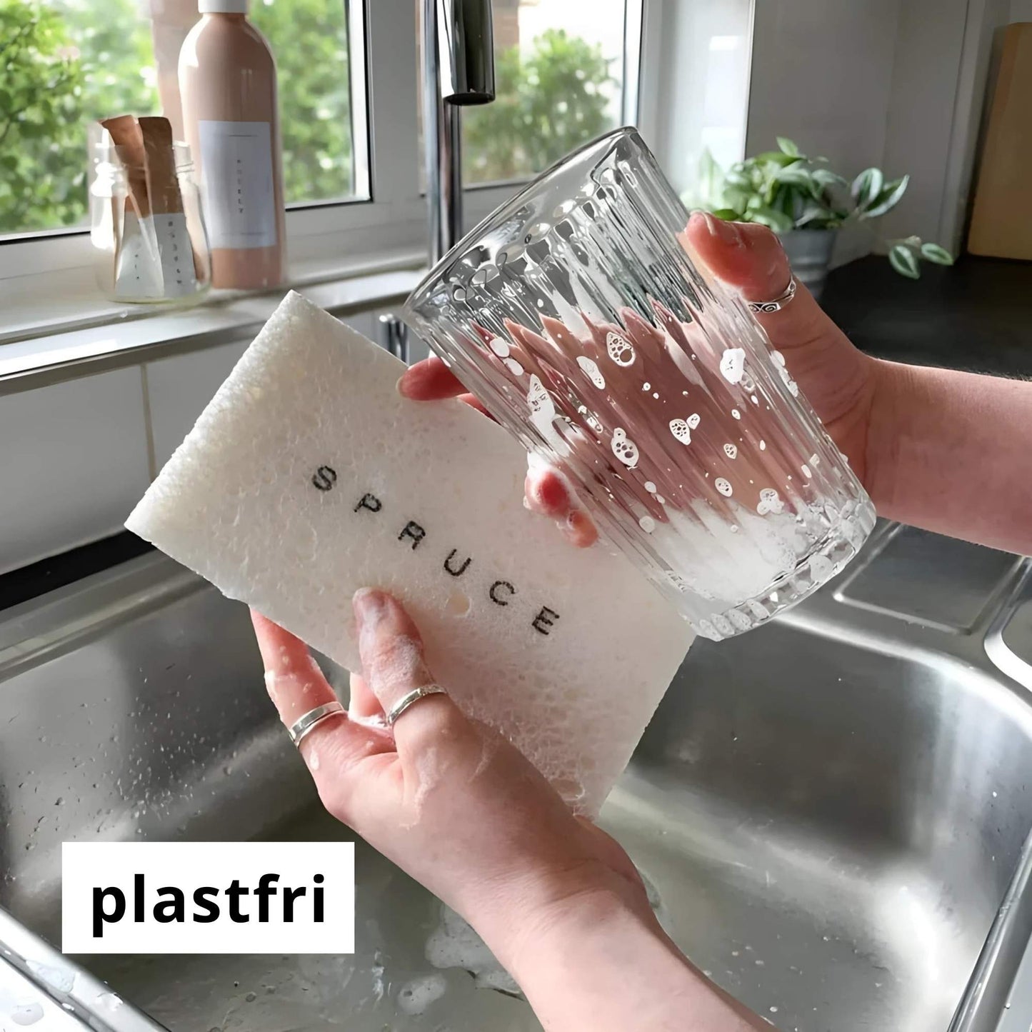 Miljøvennlig Spruce Eco svamp i bruk til oppvask, helt fri for plast og mikroplast.