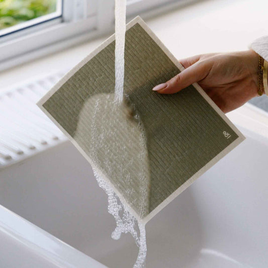 Oppvaskklut i cellulose og bomull i bruk, absorberer vann, plastfri kjøkkenklut Pine og Pistachio