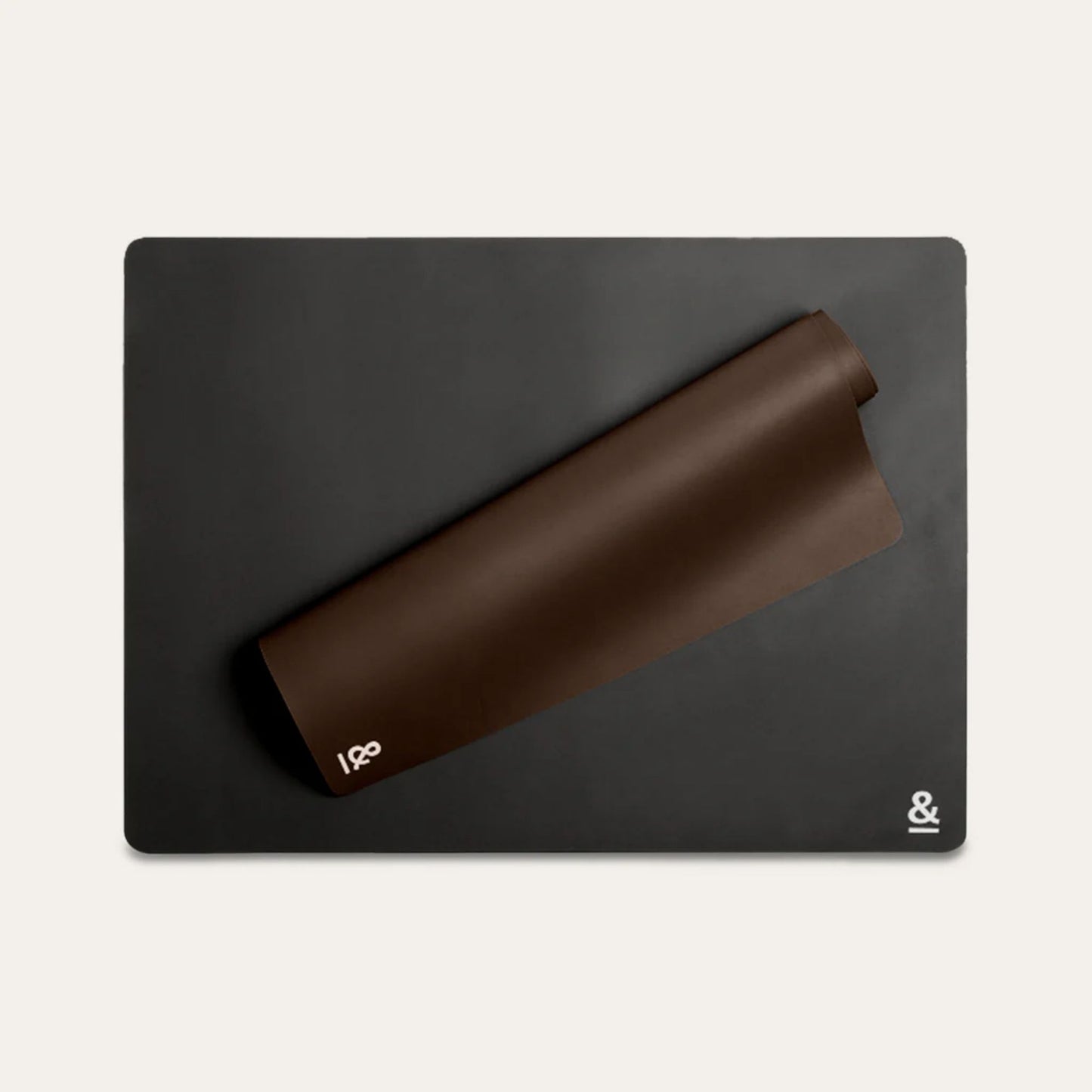 Gjenbrukbar silikon bakematte fra Seed & Sprout i fargen Clove & Liquorice