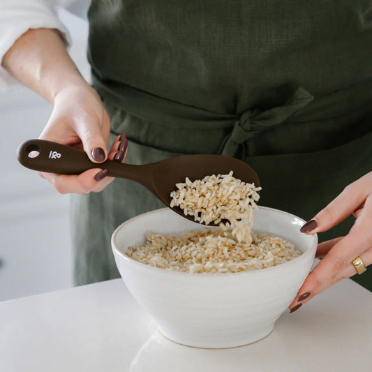 Servering av ris med silikon risskje i fargen Clove fra Seed & Sprout