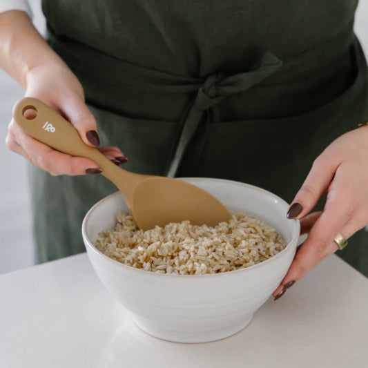 Servering av ris med silikon risskje i fargen Praline fra Seed & Sprout