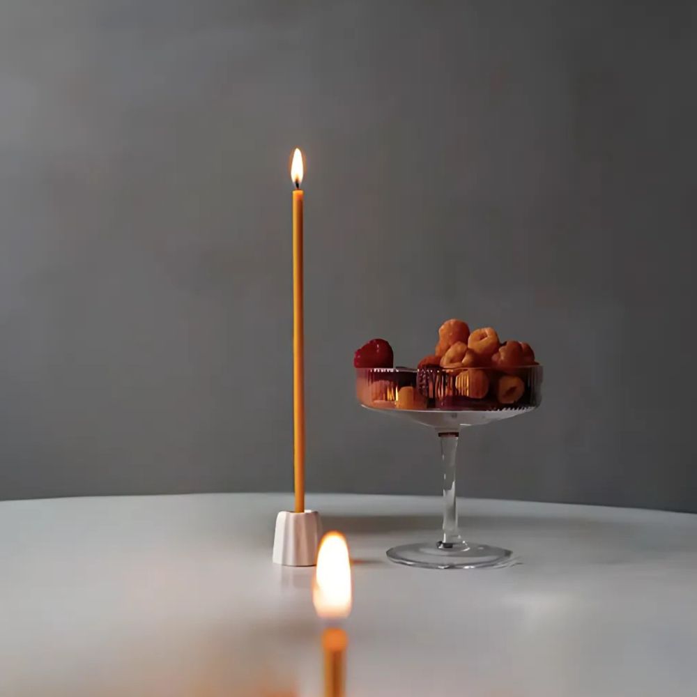 Slankt kronelys av 100 % økologisk bivoks med ren flamme – perfekt for et sunt hjem og bedre inneklima, helt uten syntetiske tilsetninger