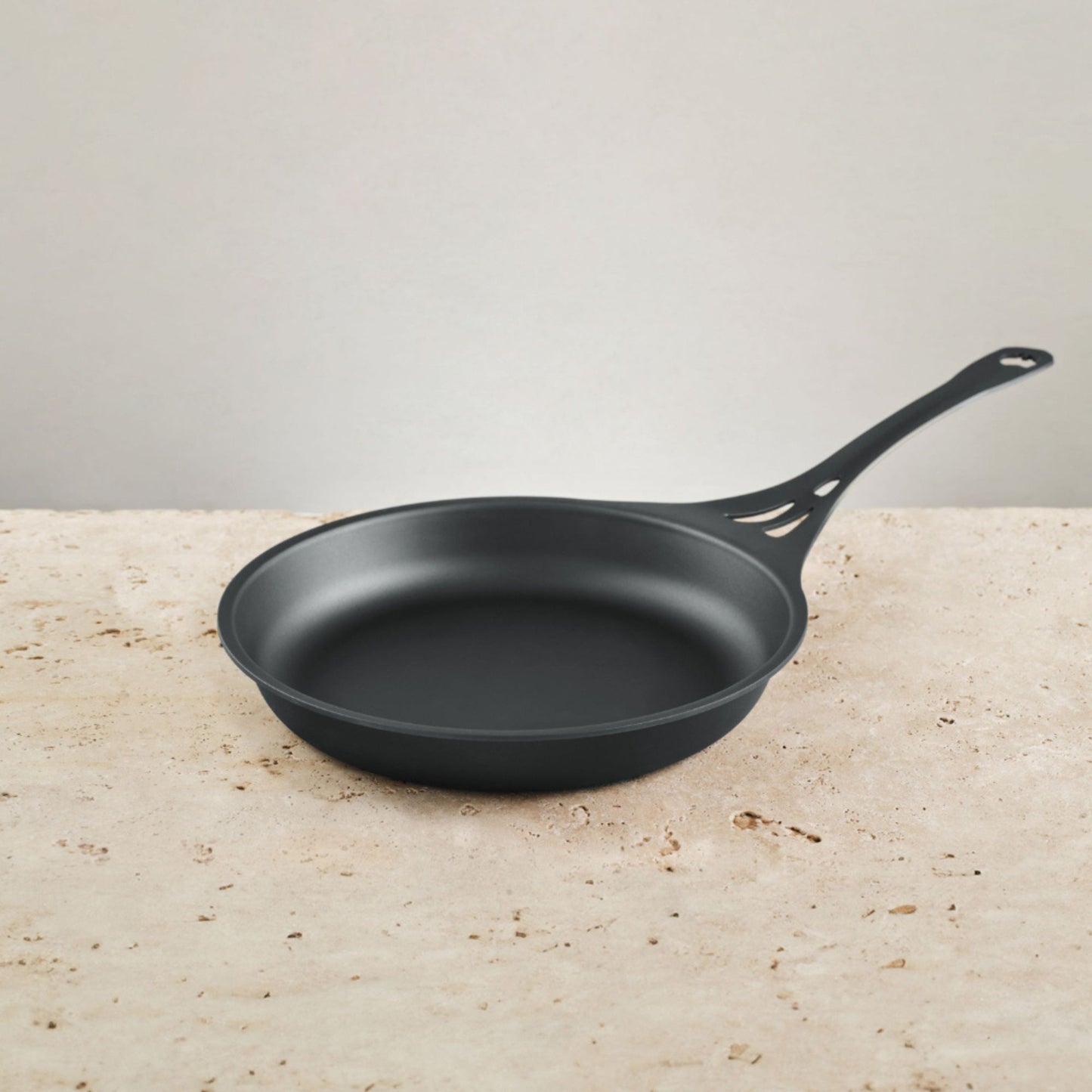 AUS-ION 26 cm jernpanne fra Solidteknics i rent australsk jern, fotografert på kjøkkenbenk