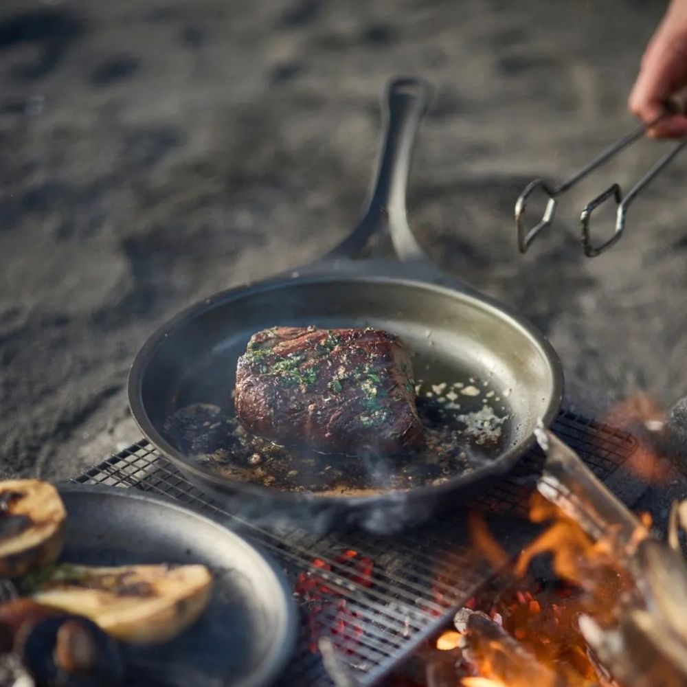 Solidteknics AUS-ION jernpanne på grill, slitesterk stekepanne i australsk jern som tåler høy varme og alle varmekilder