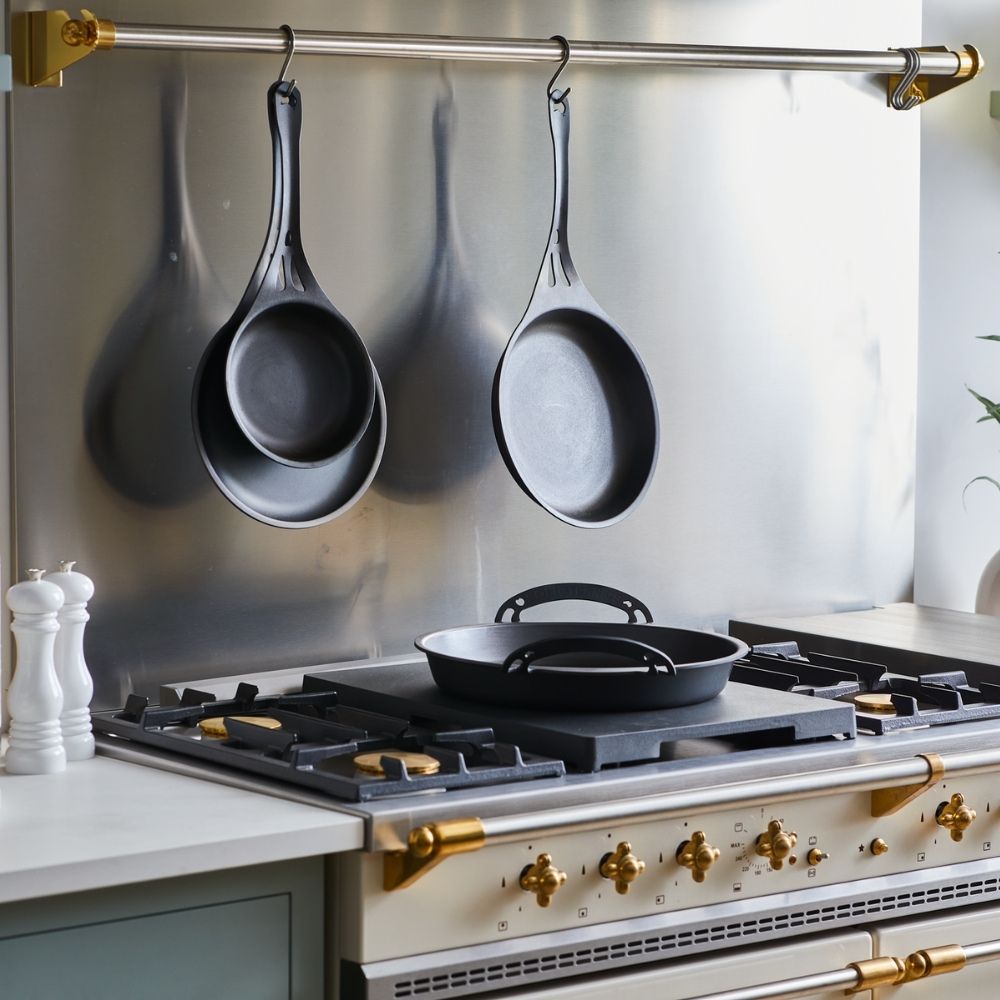 Solidteknics AUS-ION jernpanner i flere størrelser, slitesterke stekepanner i rent australsk jern med naturlig non-stick, laget for å vare i generasjoner