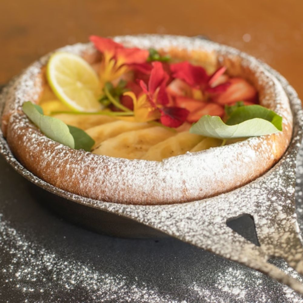 AUS-ION stekepanne fra Solidteknics brukt til å lage dessert – viser den naturlige non-stick overflaten som utvikles ved bruk.