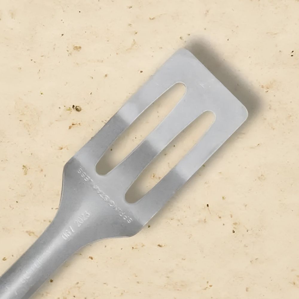 Solidteknics Lil Flippa stekespade i nikkelfritt rustfritt stål. Slitesterkt kjøkkenredskap uten plast, designet for trygg og bærekraftig matlaging.