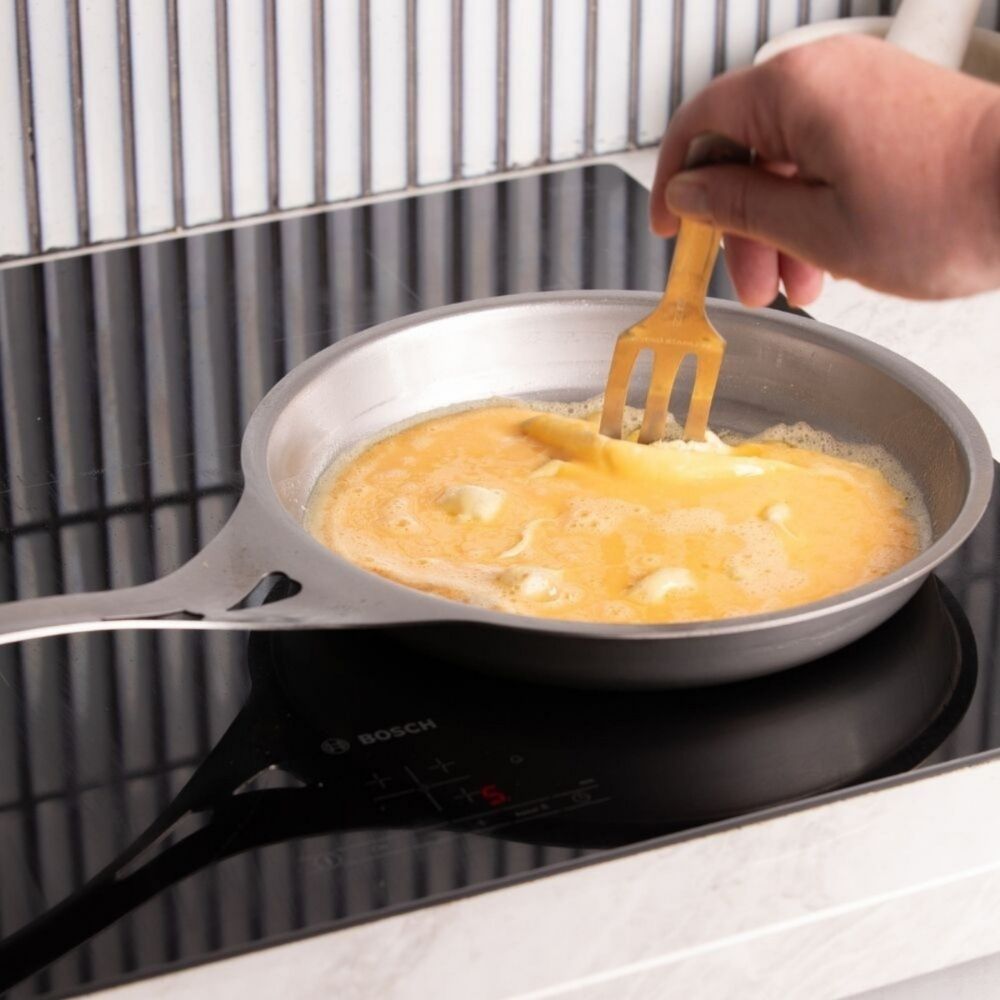 Lil Flippa stekespade fra Solidteknics i nikkelfritt rustfritt stål brukt til å lage eggerøre i stekepanne. Plastfritt og holdbart kjøkkenredskap for sunnere matlaging.
